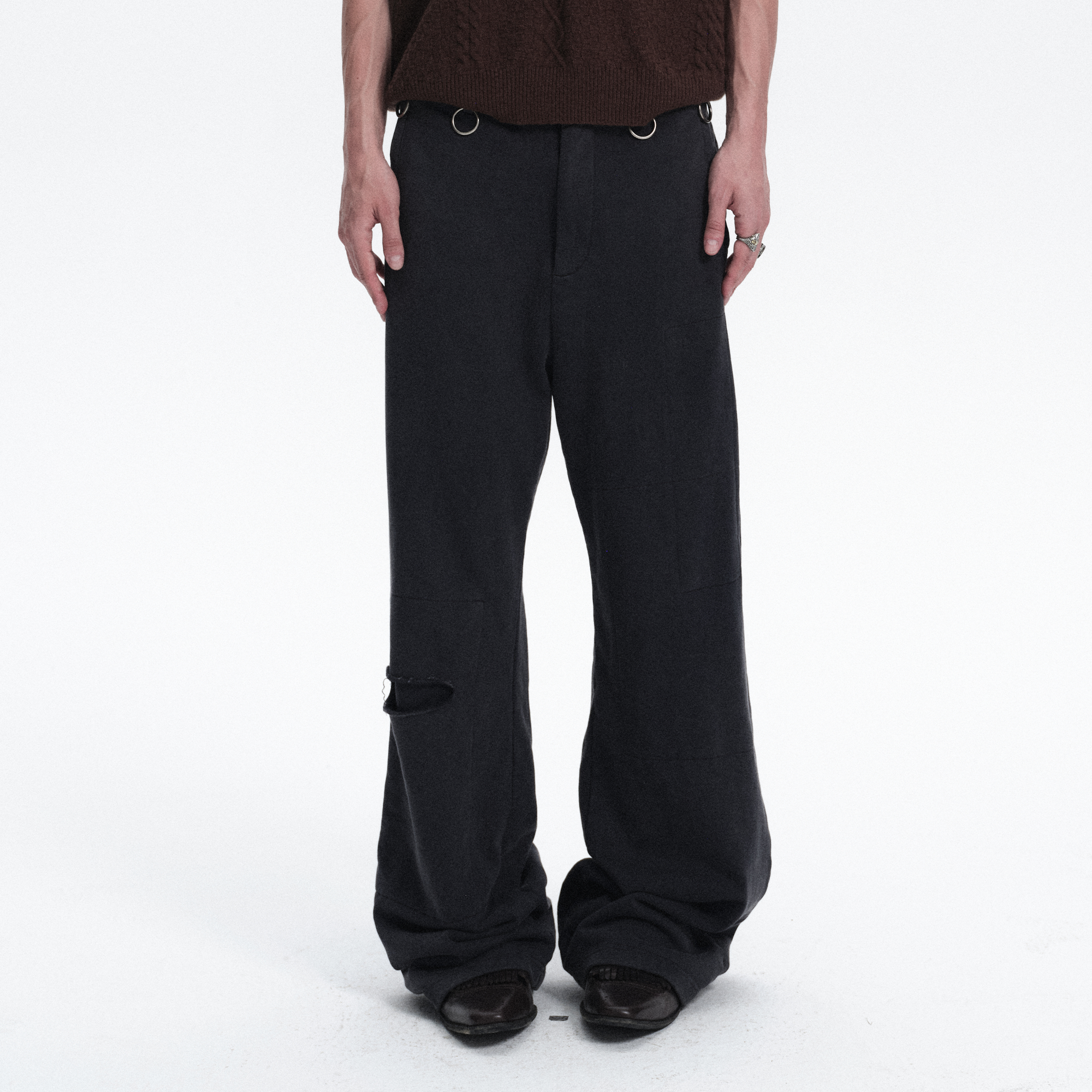 RICHILL Ring Detail Coin Button Distressed Pants