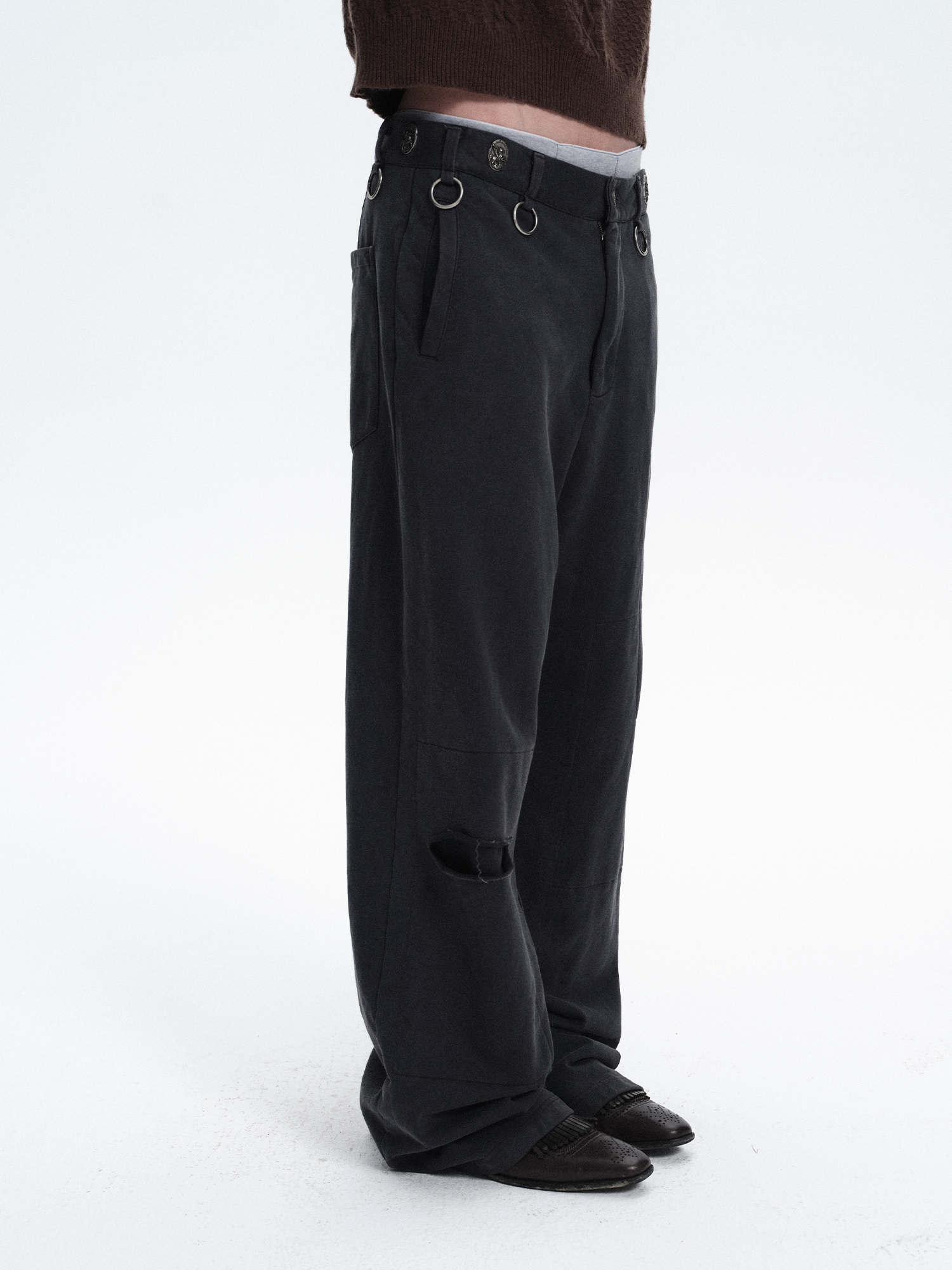 RICHILL Ring Detail Coin Button Distressed Pants