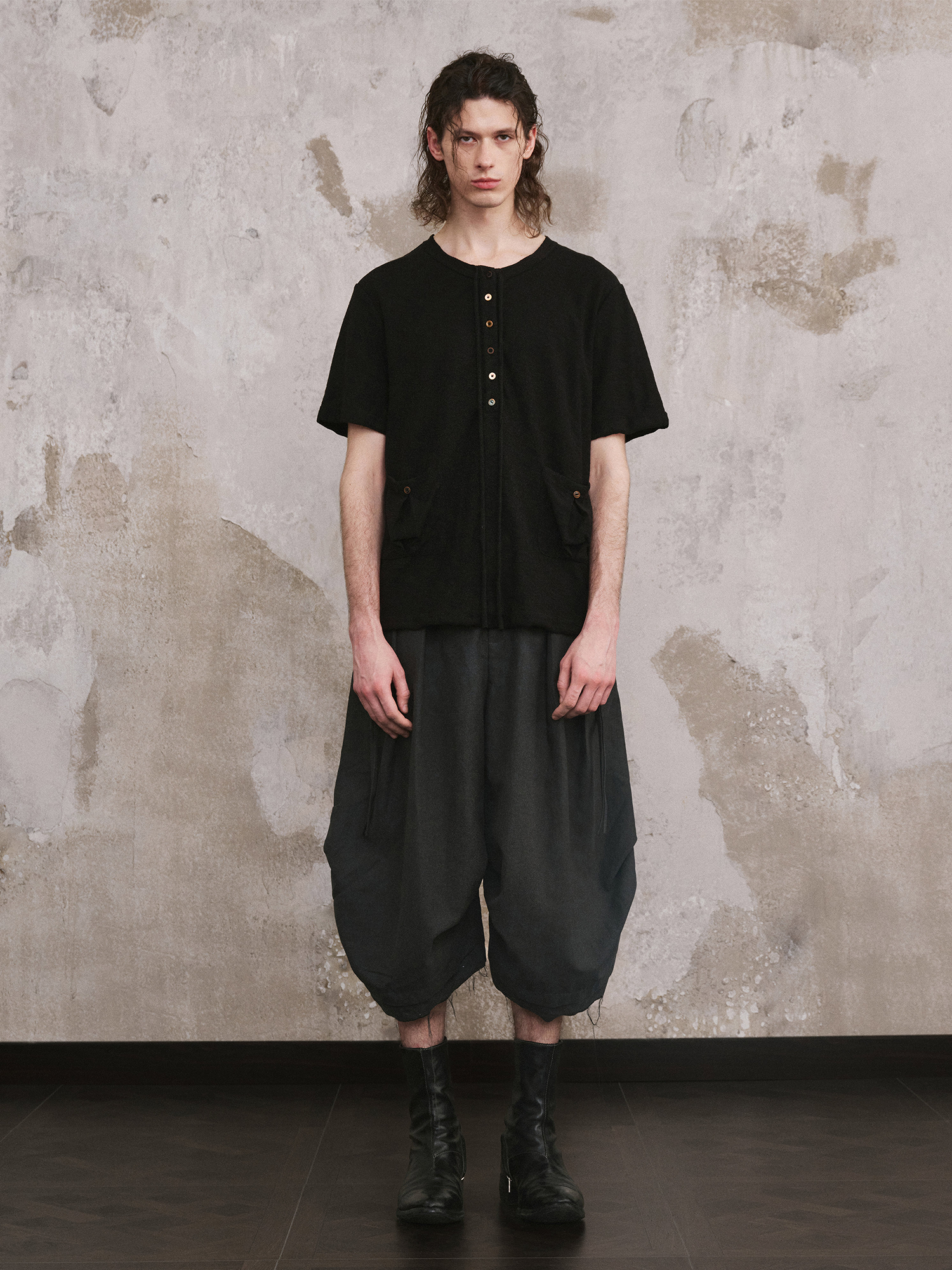 ILNya Nieternite Nifutur Pleated Raw Edge Curved Shorts