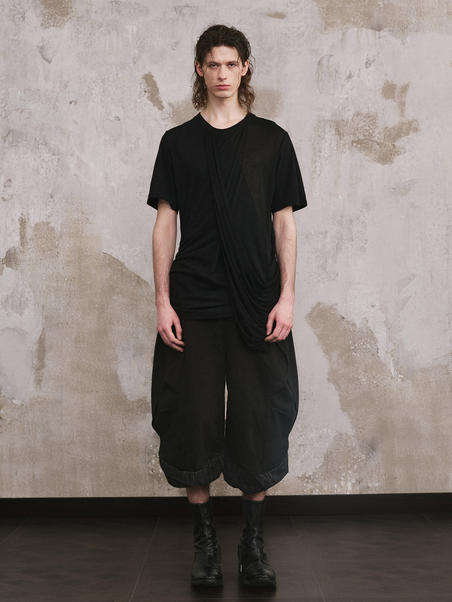 ILNya Nieternite Nifutur Crinkled Curved Cropped Pants Black