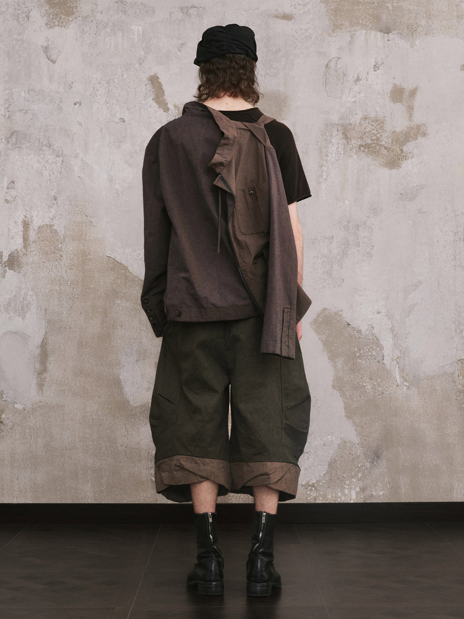 ILNya Nieternite Nifutur Crinkled Curved Cropped Pants Dark Green