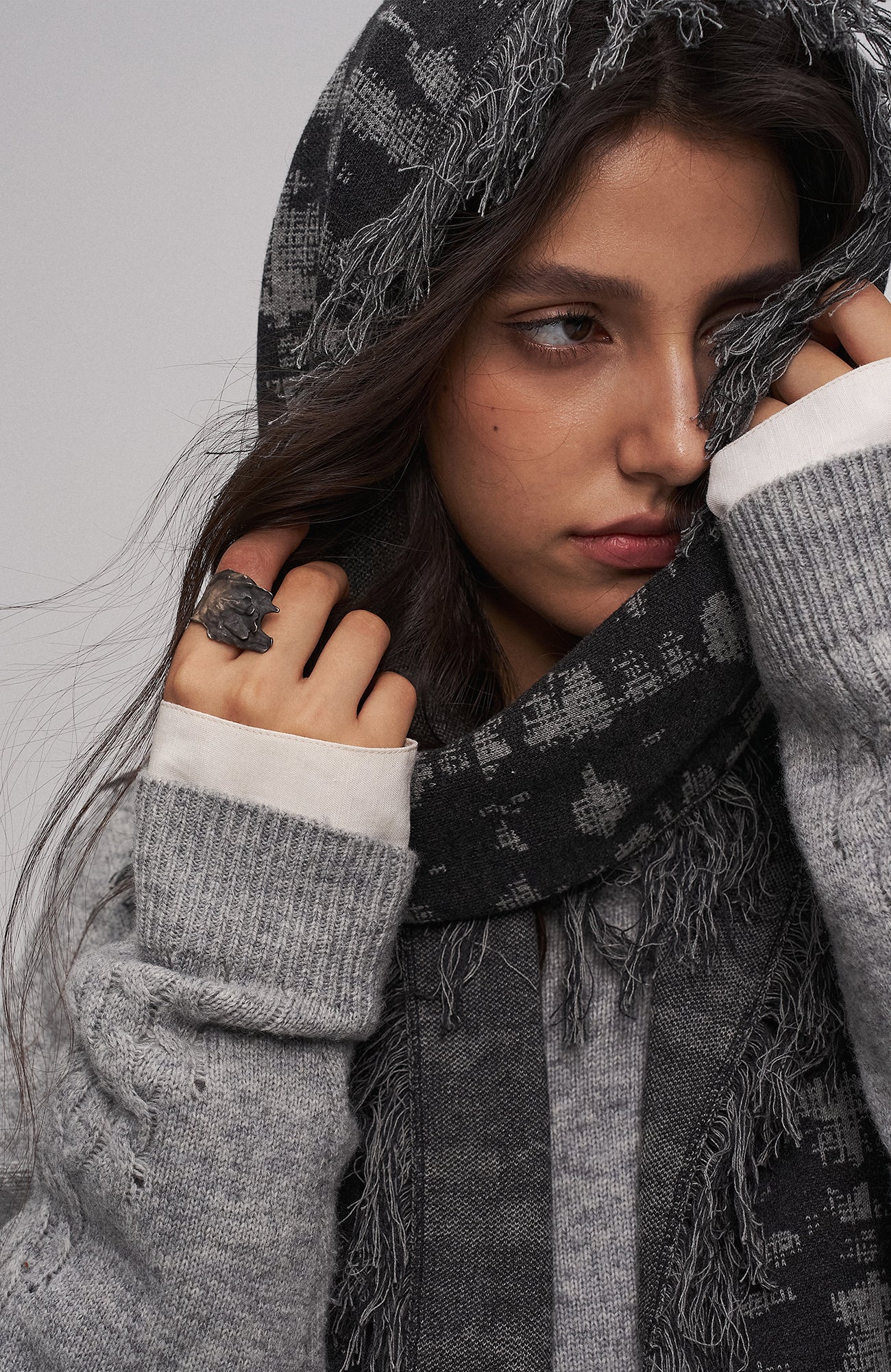 ILNya Nieternite Nifutur Fringed Abstract Jacquard Scarf