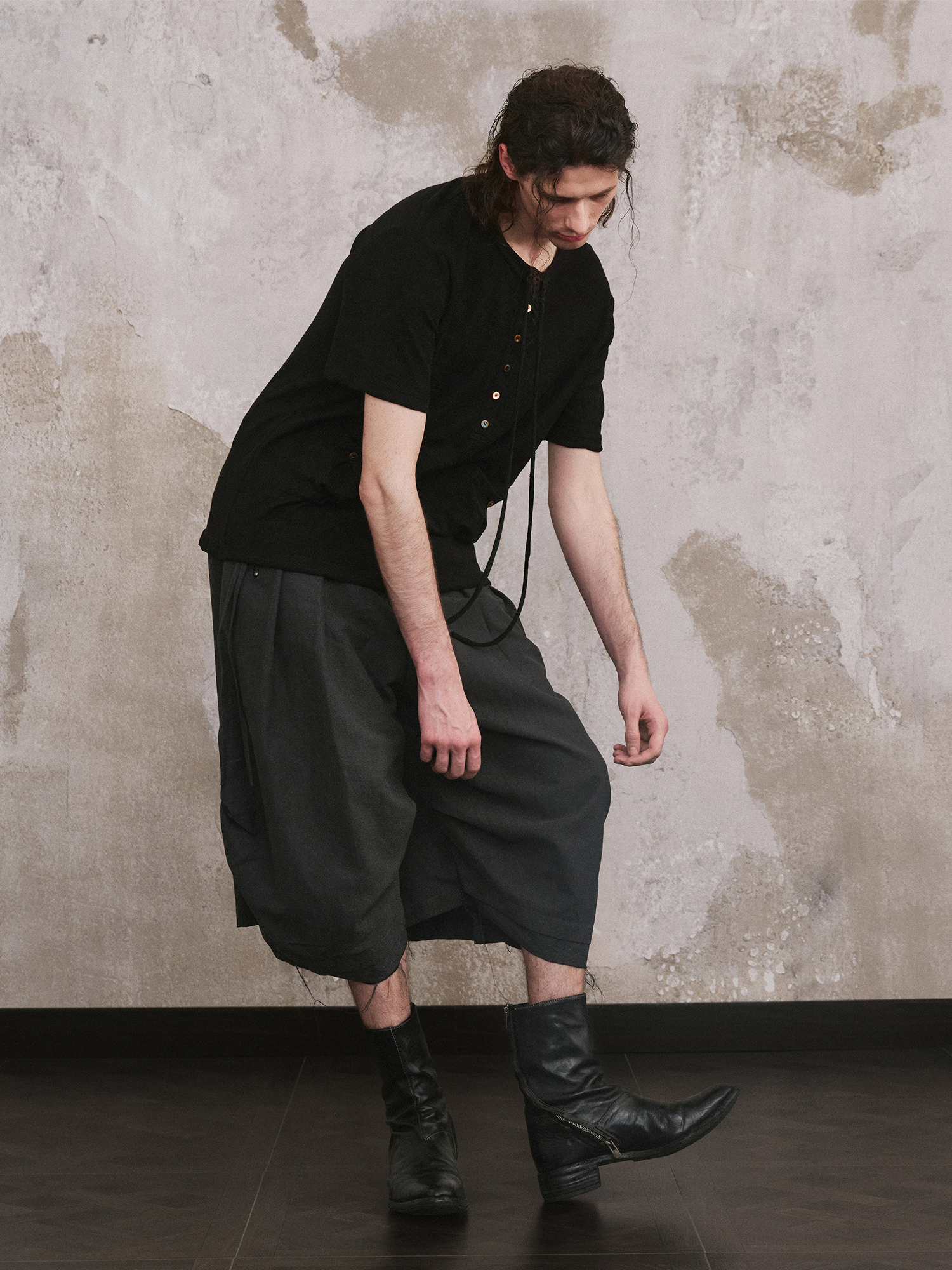 ILNya Nieternite Nifutur Pleated Raw Edge Curved Shorts