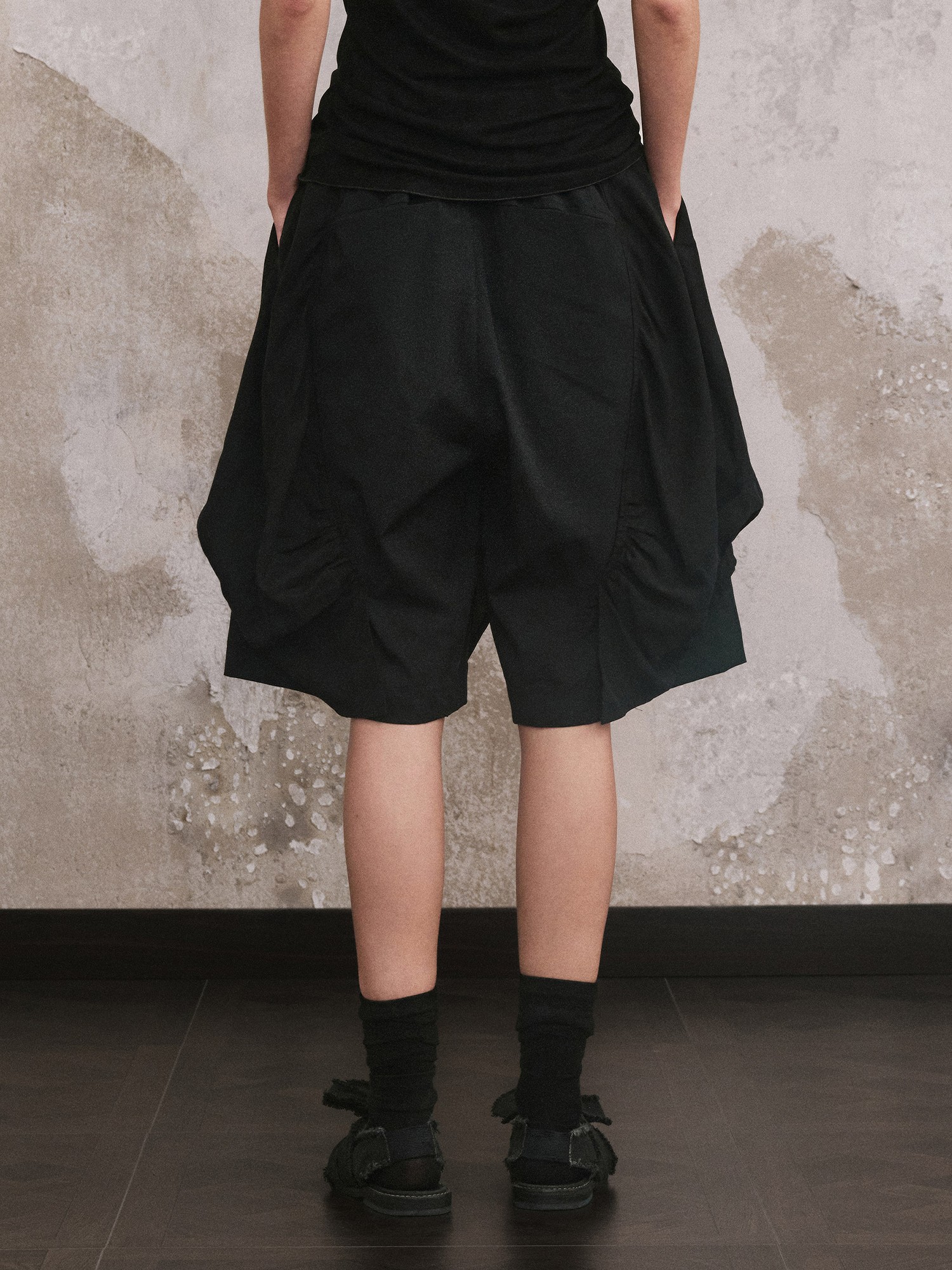 ILNya Nieternite Nifutur Paneled Pleated Drop-Crotch Shorts