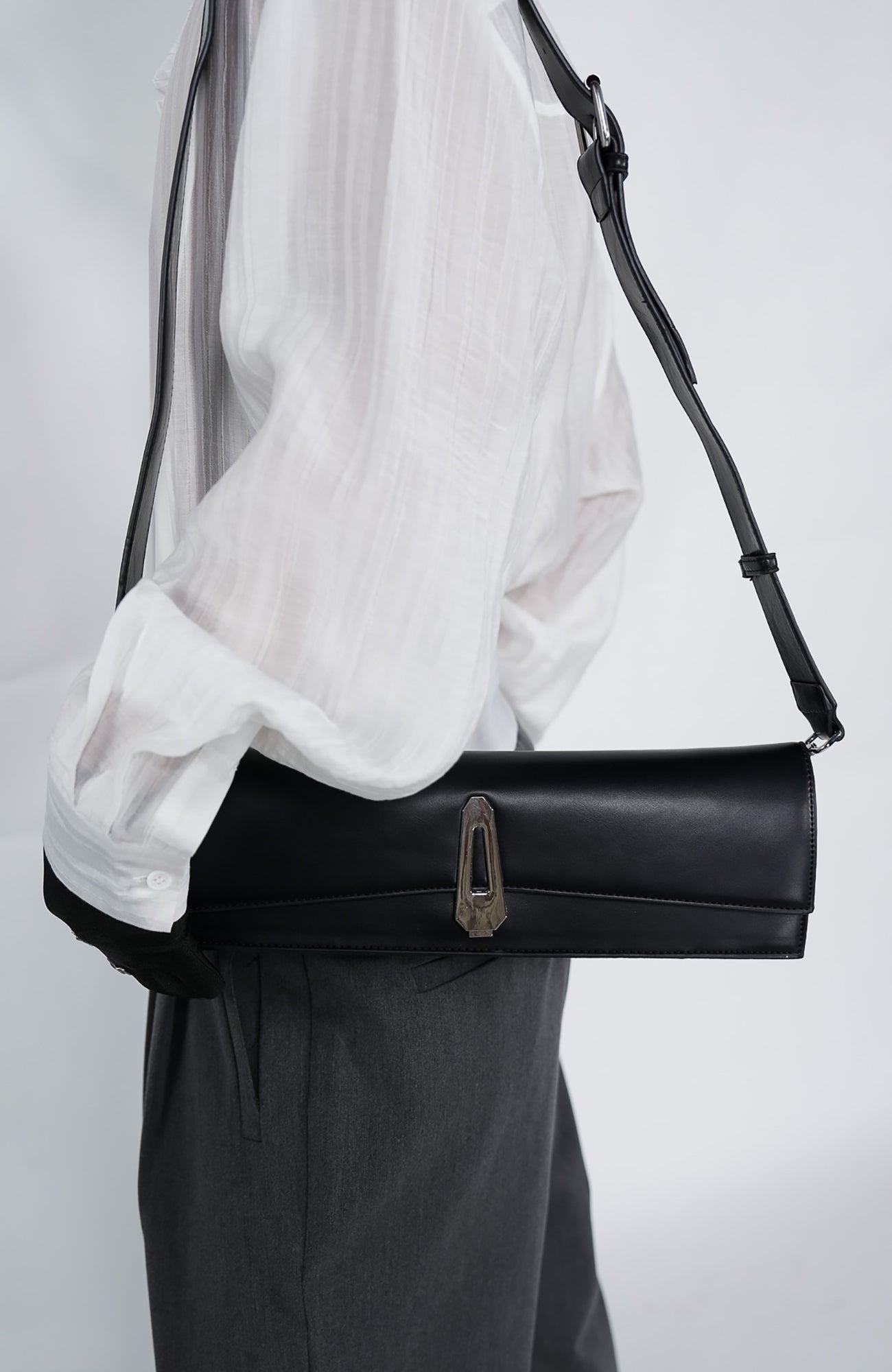 VE2 Chain Strap Baguette Shoulder Bag