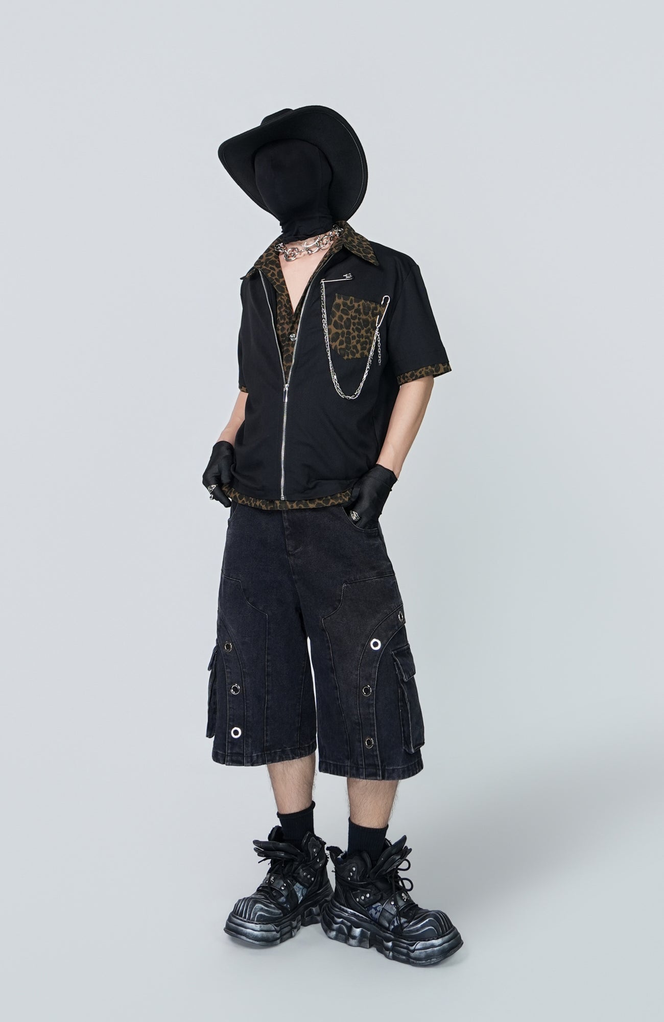 VE2 Washed Cargo Grommet Shorts