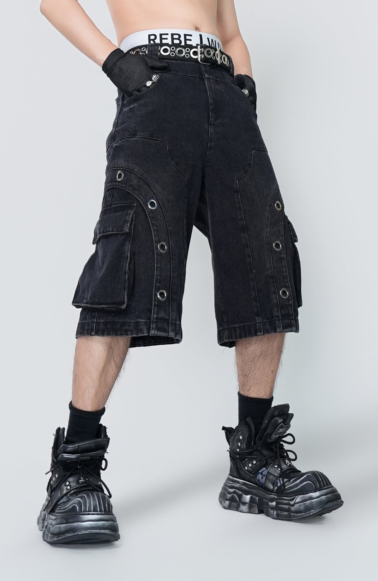 VE2 Washed Cargo Grommet Shorts