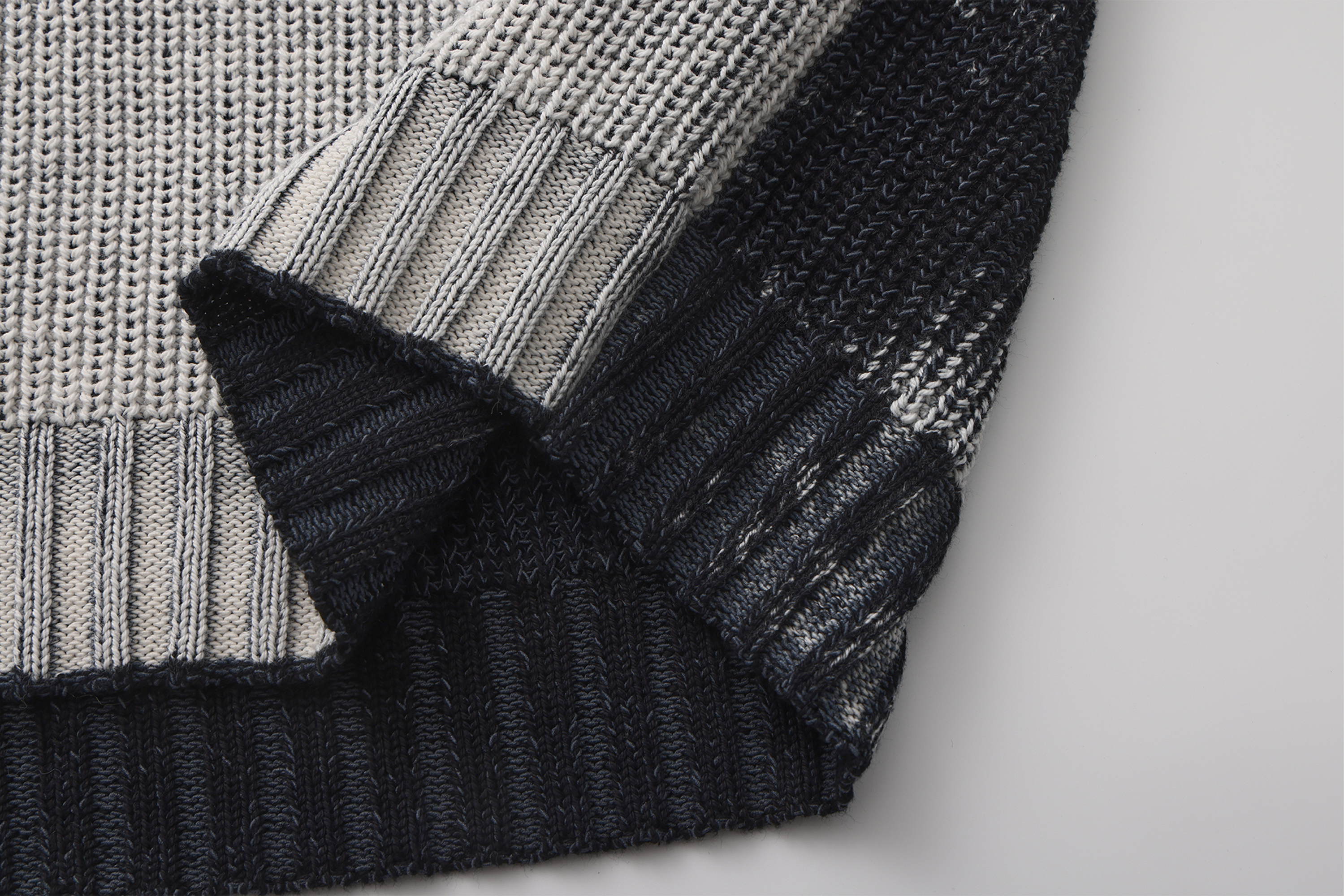VANN VALRENCE Washed Distressed LOGO Sweater