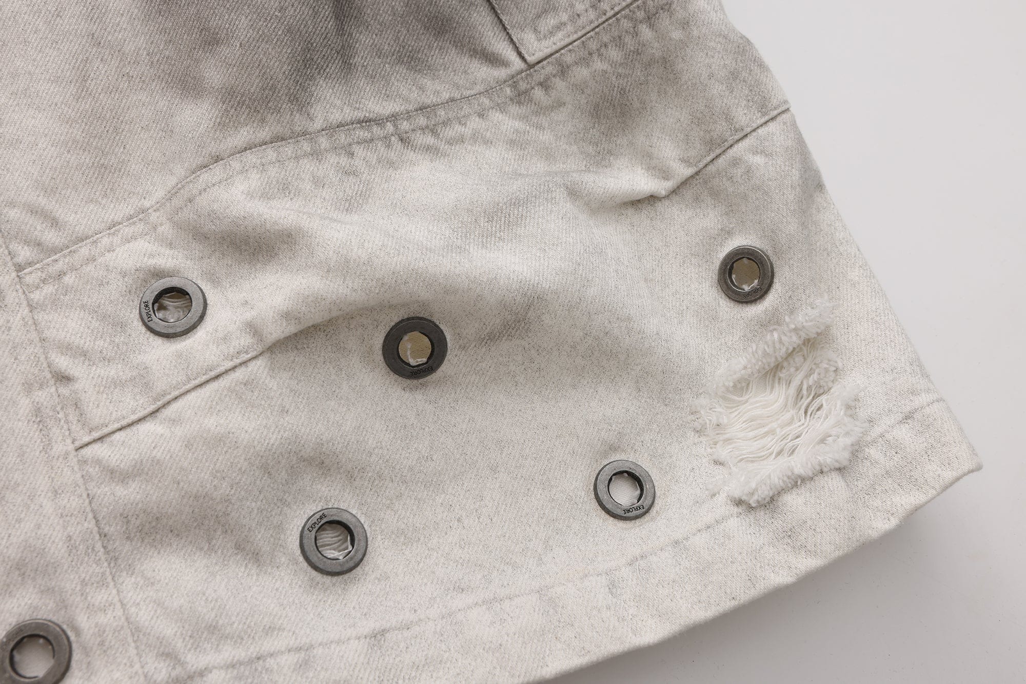 VANN VALRENCE Distressed Gradient Grommet Capris Shorts