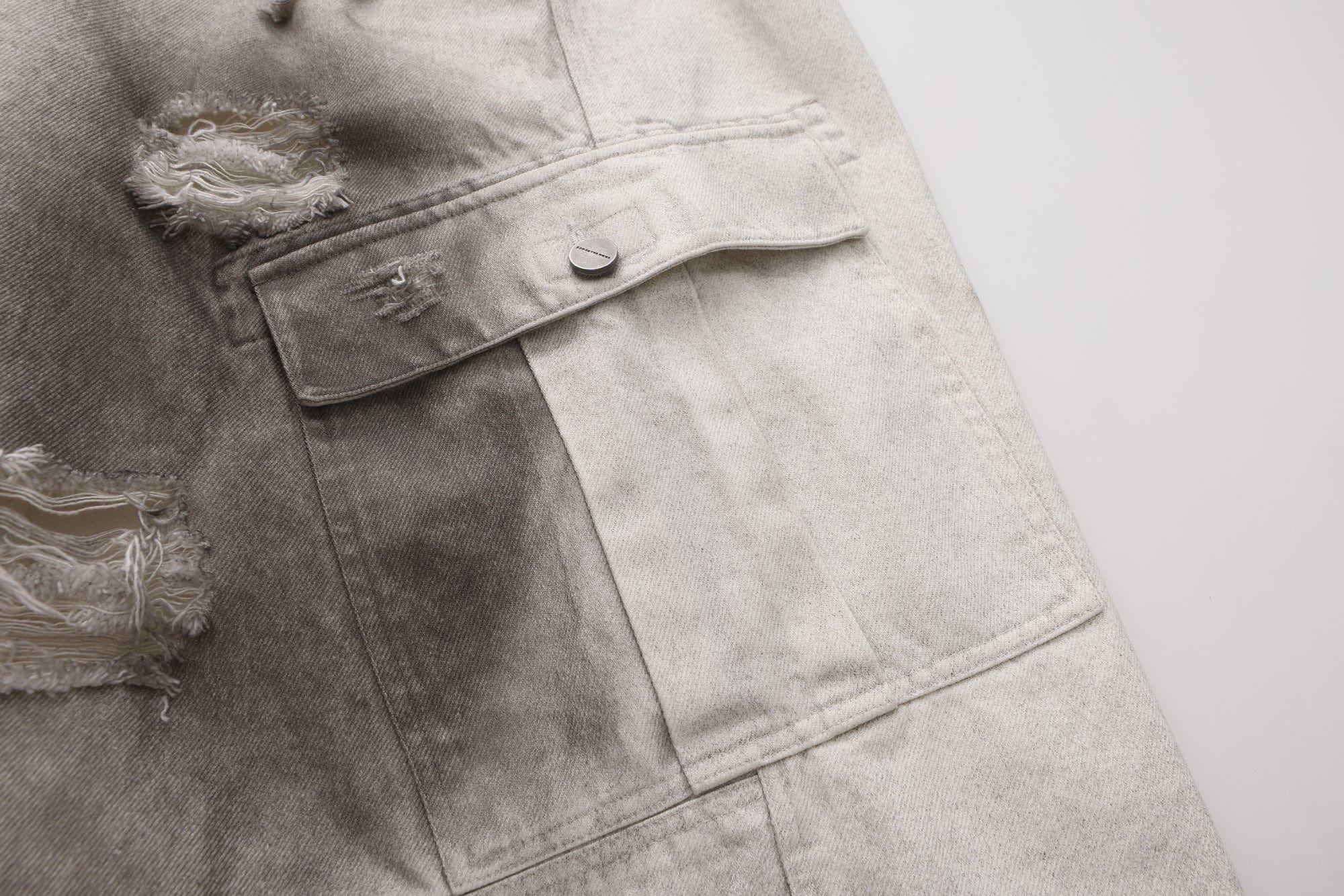 VANN VALRENCE Distressed Gradient Grommet Capris Shorts
