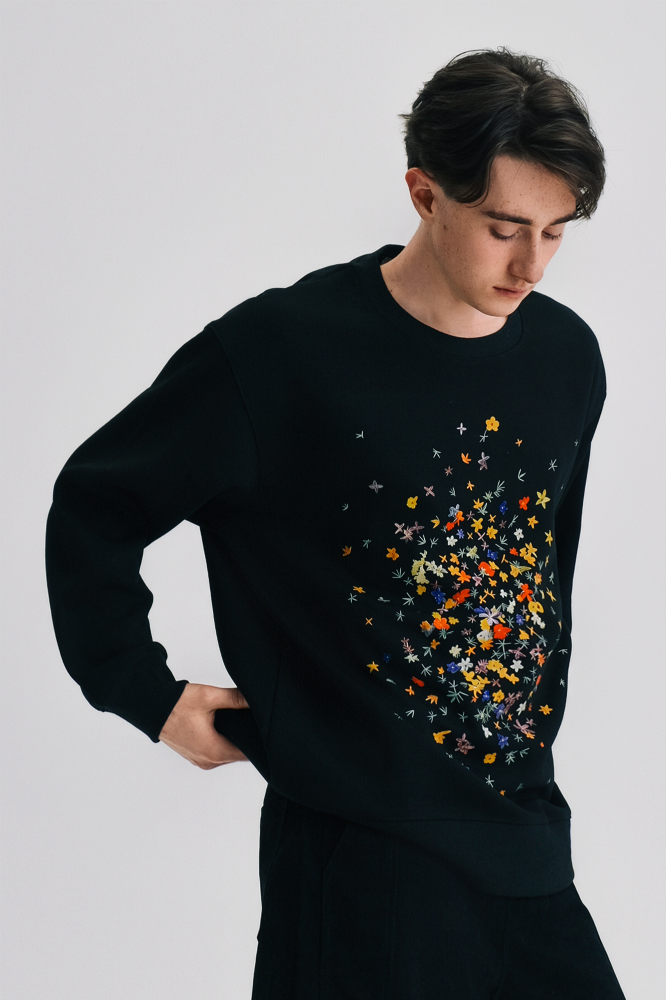 WIID Contrast Floral Graphic Crewneck Sweatshirt