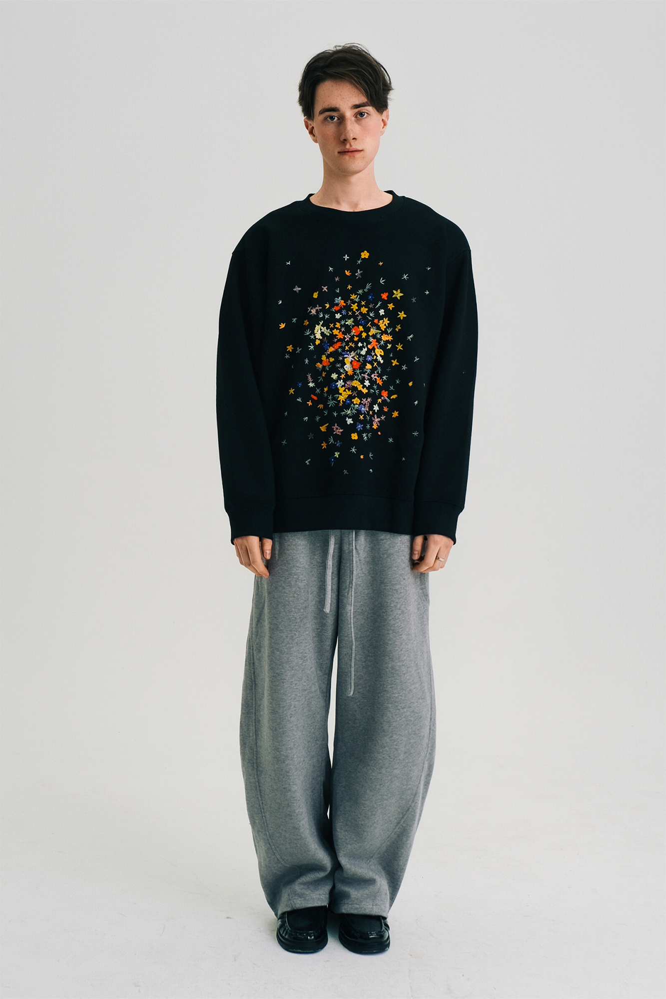 WIID Contrast Floral Graphic Crewneck Sweatshirt