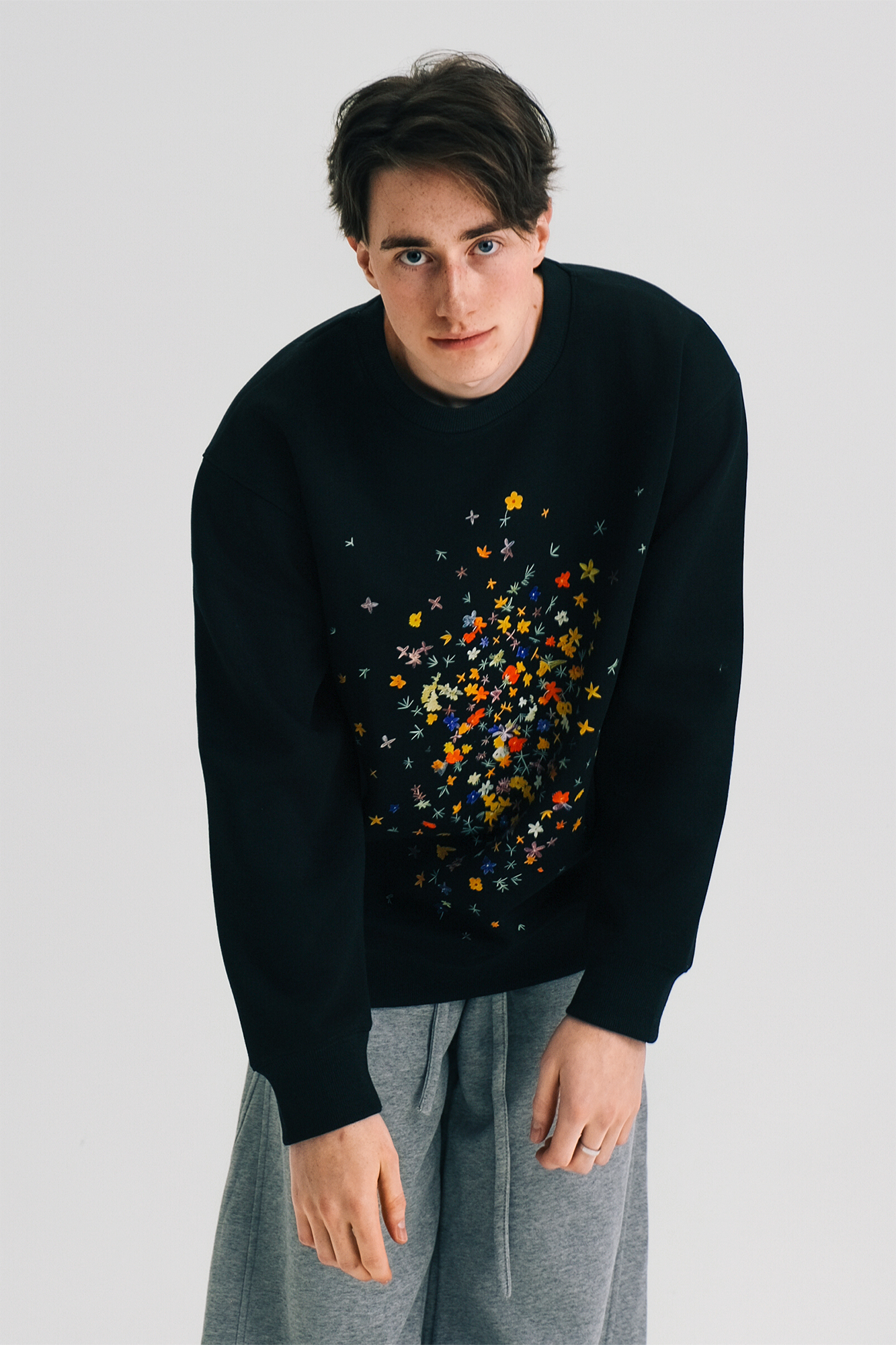 WIID Contrast Floral Graphic Crewneck Sweatshirt