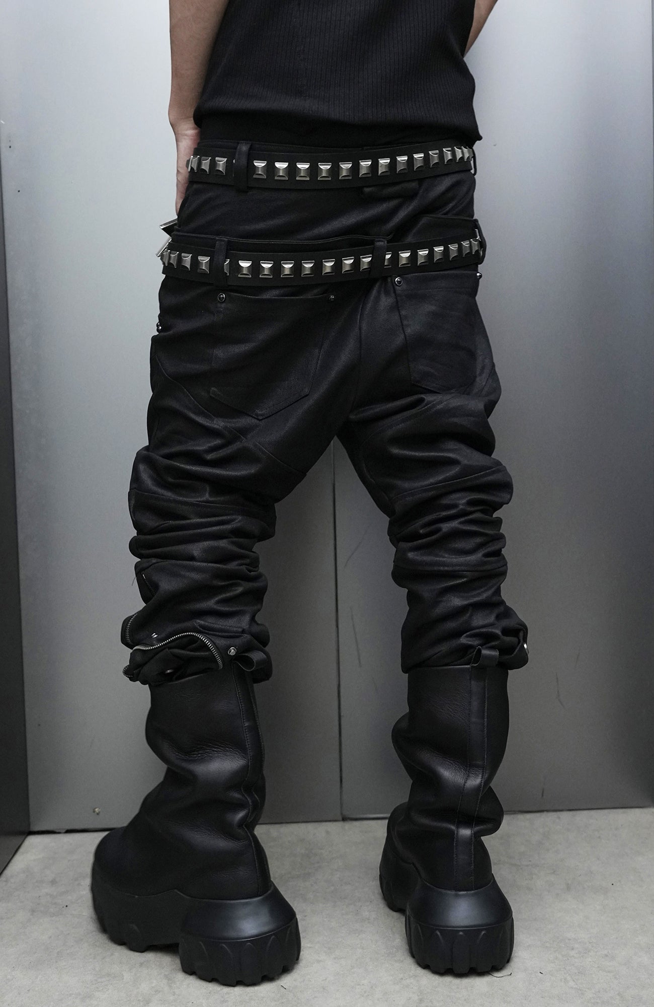 SSIN7 Star Buckle Studded Leather Belt