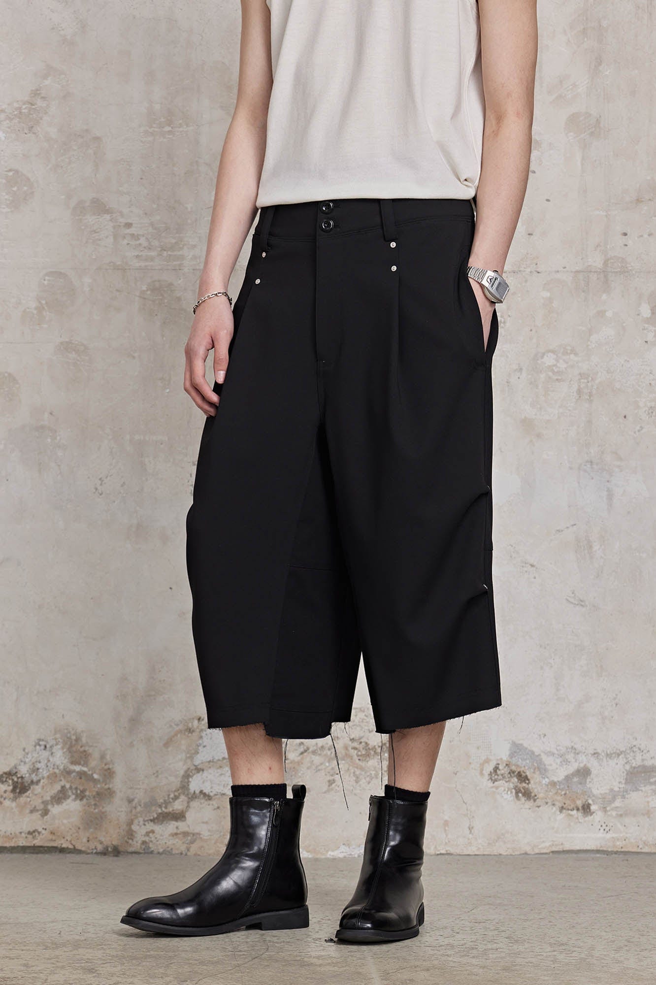 FACEONLAB Retro Pleated Raw-Edge Shorts, premium urban and streetwear designers apparel on PROJECTISR.com, FACEONLAB