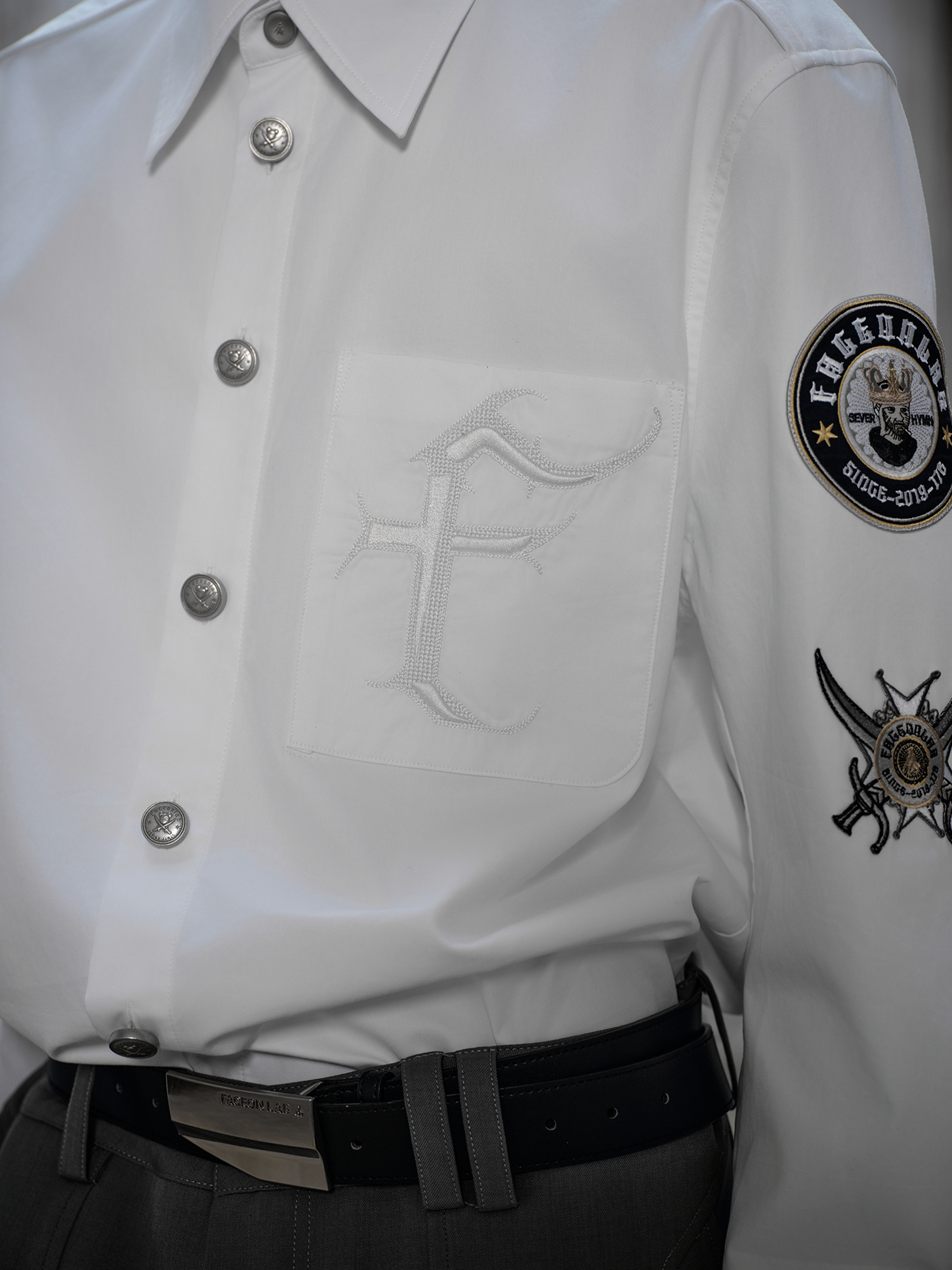 FACEONLAB Mental-Button Embroidered Badge-Patch Shirt White