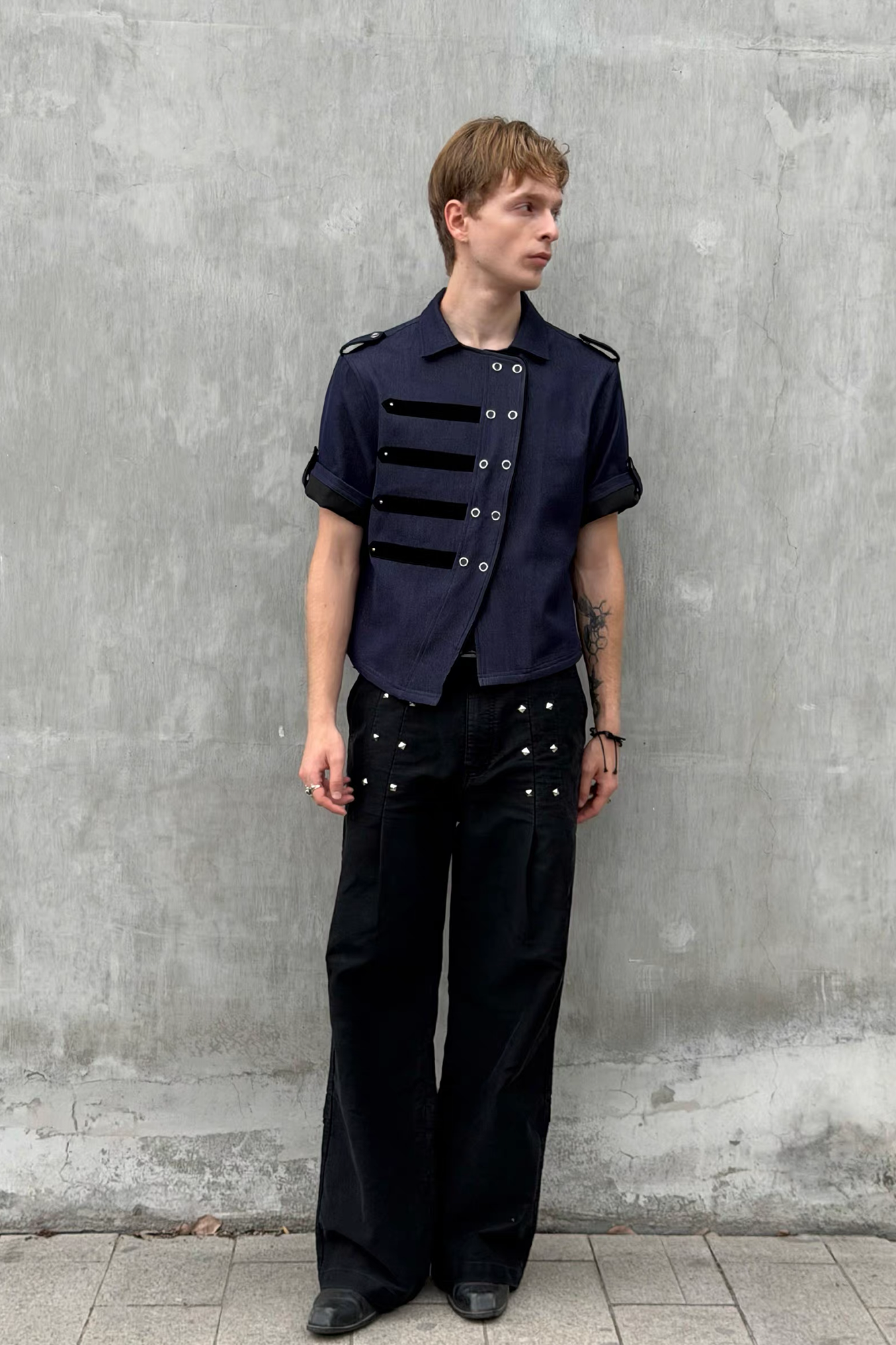ESAIAS Asymmetrical Rivet-Strap Half Shirt