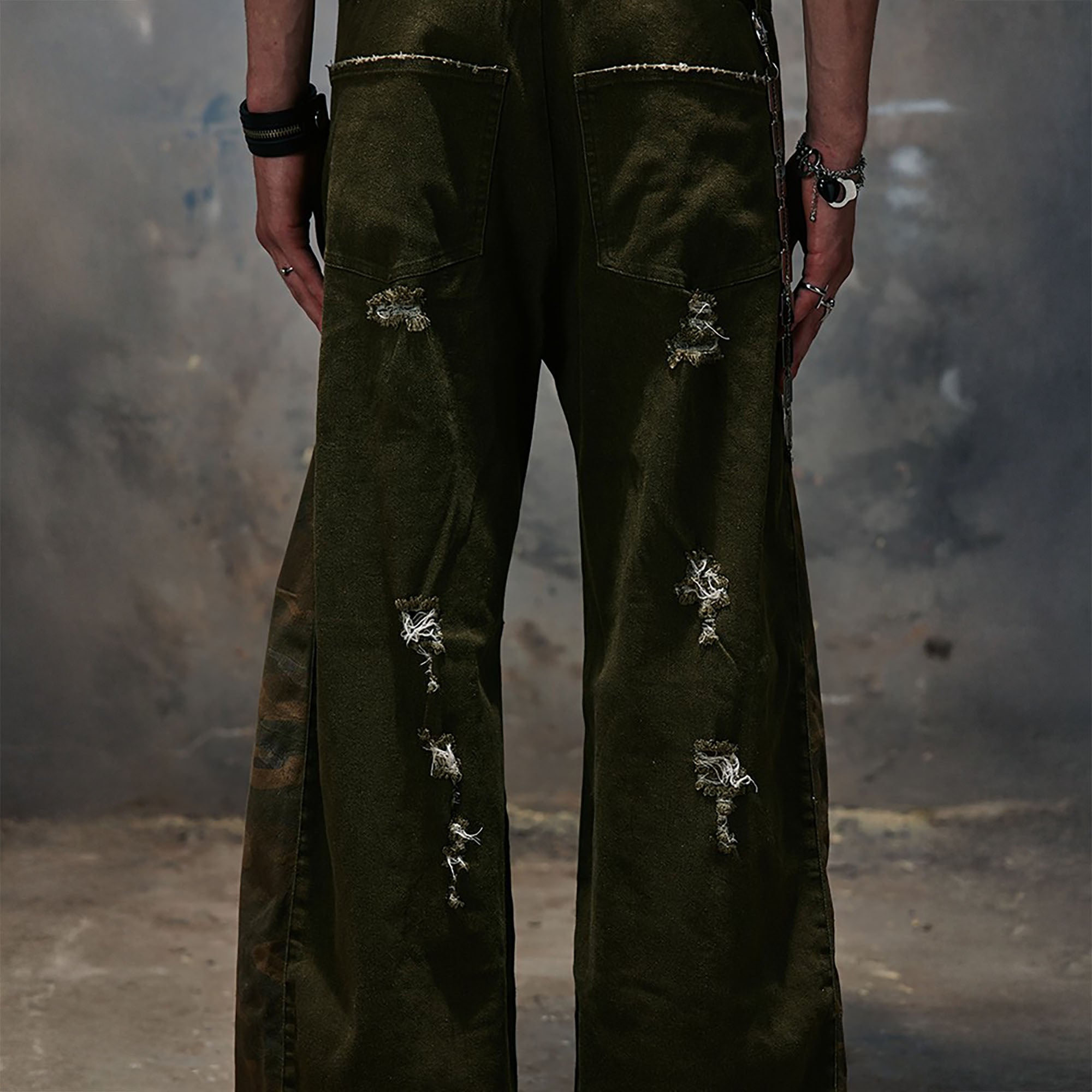 RECOVER ZONE Distressed Middle-Zip Camo Flared Jeans