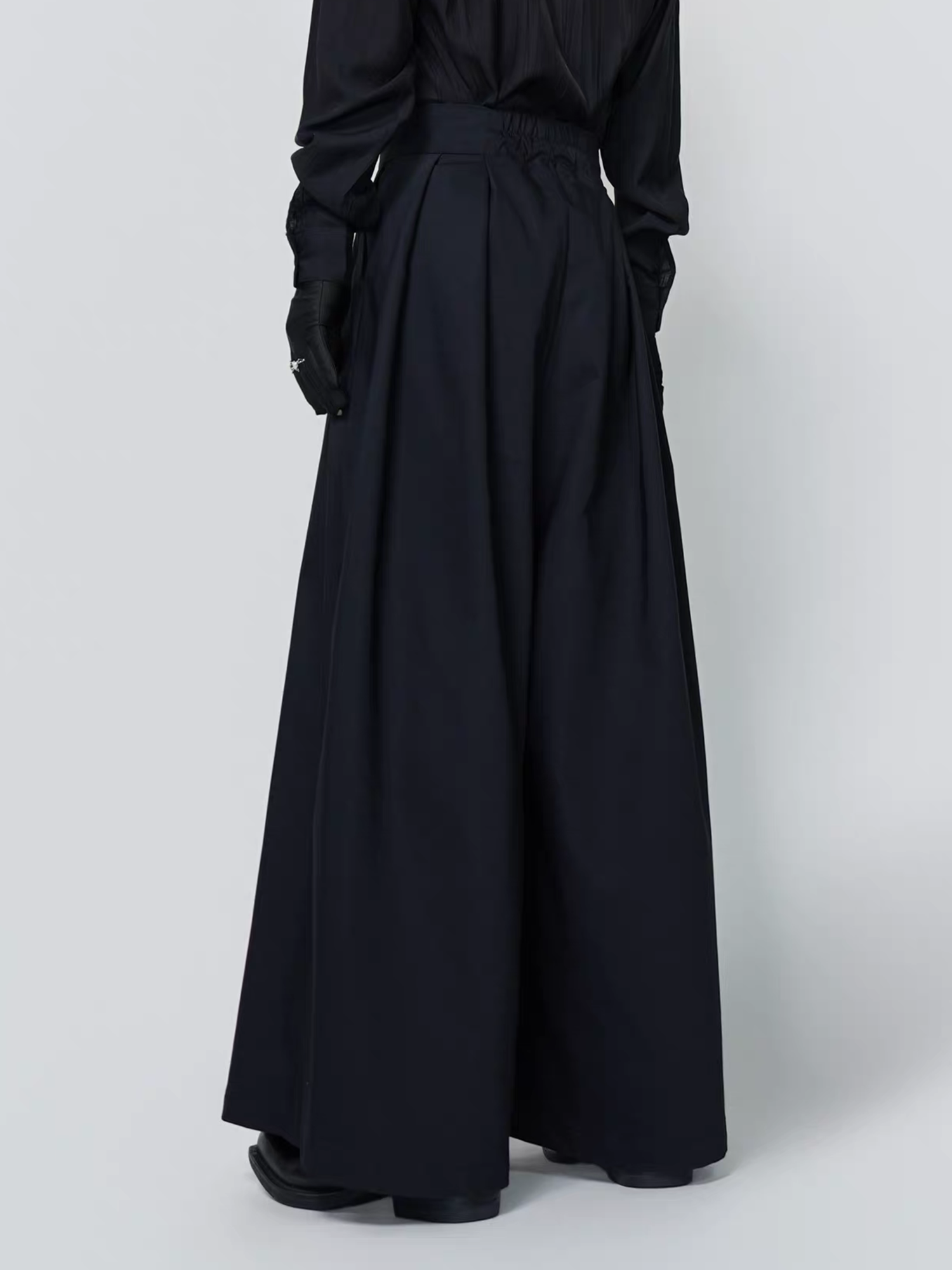 VE2 Minimal High-Waist Wide-Leg Trousers