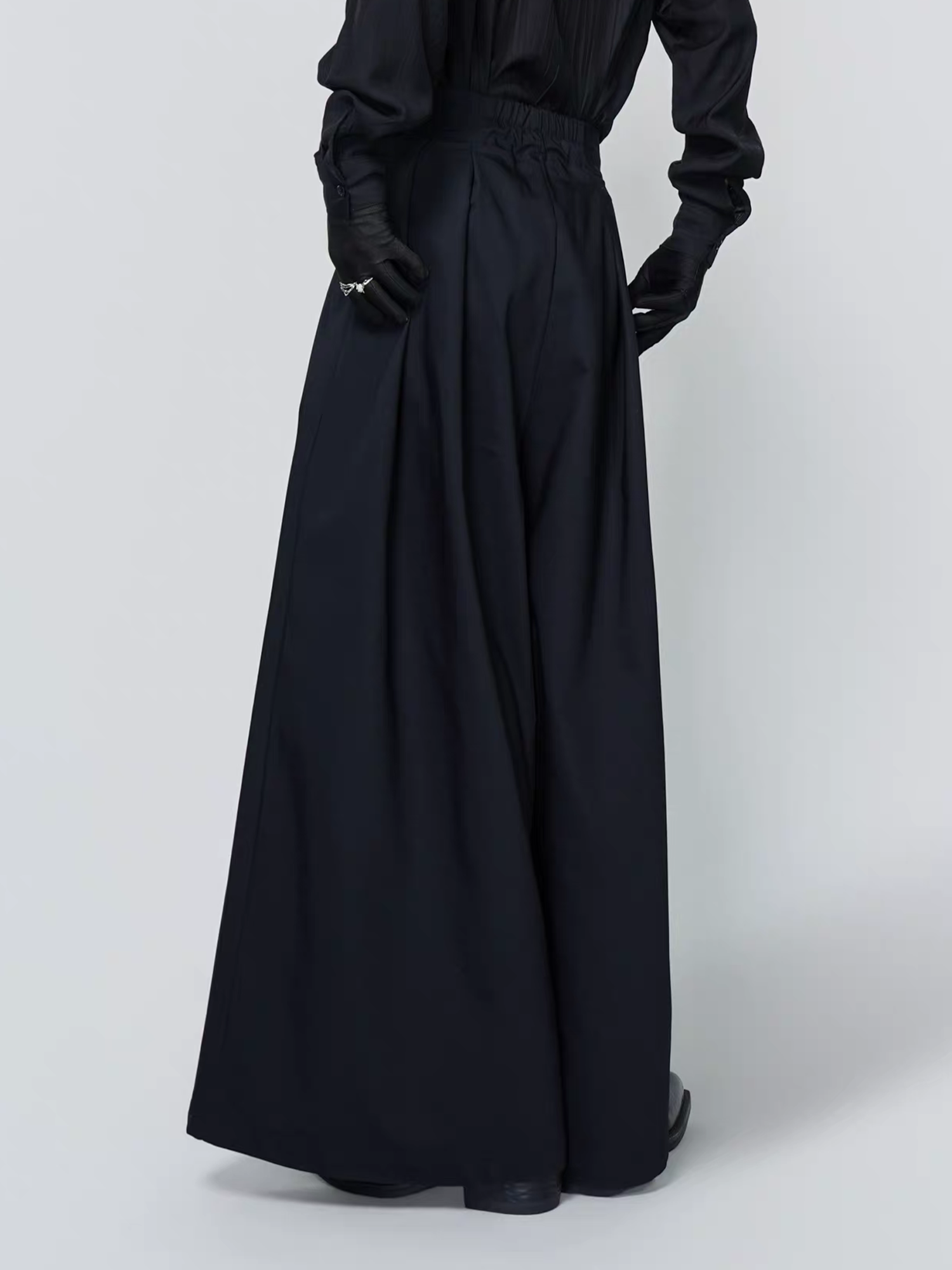 VE2 Minimal High-Waist Wide-Leg Trousers