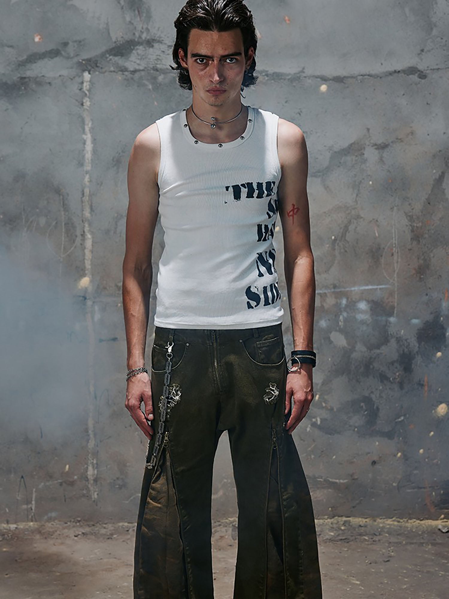 RECOVER ZONE Distressed Middle-Zip Camo Flared Jeans