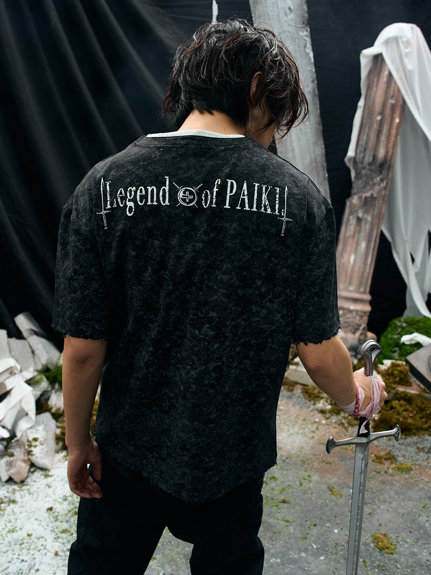 PAIKI Castle Graphic Henley Layered Tee