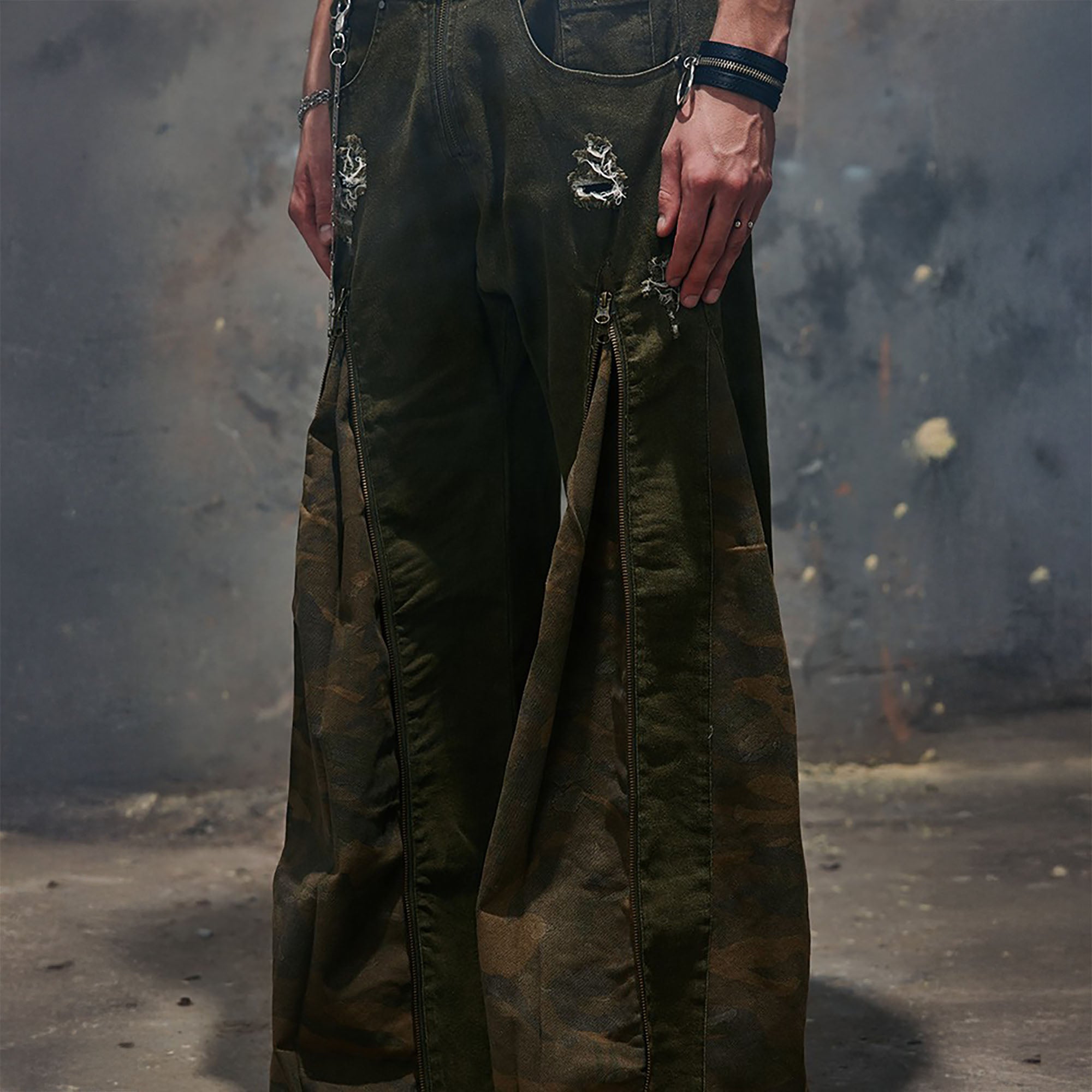 RECOVER ZONE Distressed Middle-Zip Camo Flared Jeans