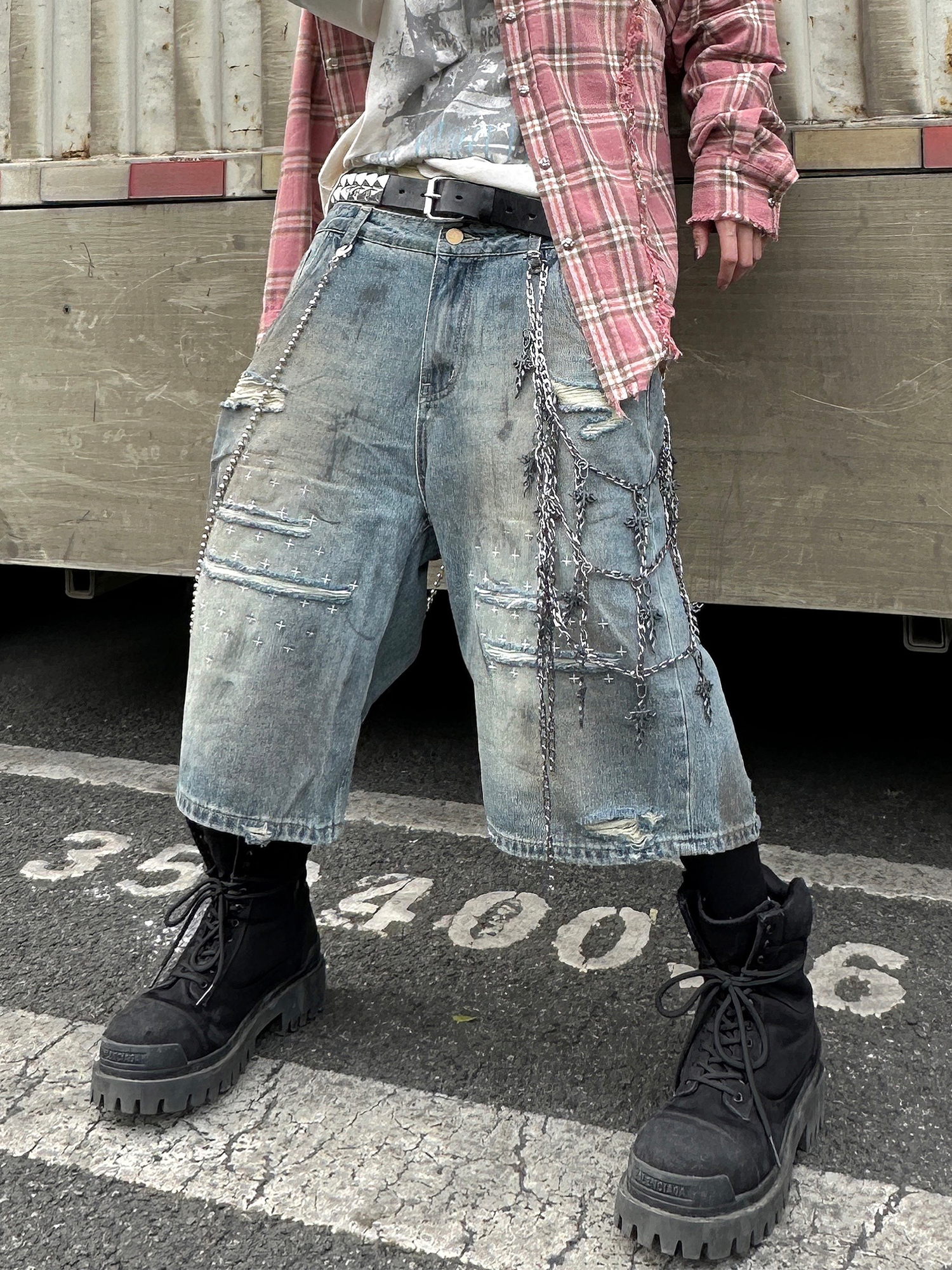 TH4SWE Double-Waist Cross Embroidered Distressed Shorts