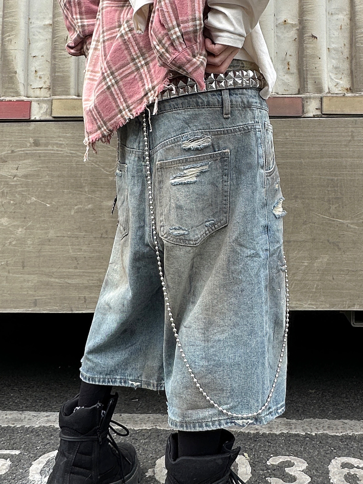 TH4SWE Double-Waist Cross Embroidered Distressed Shorts