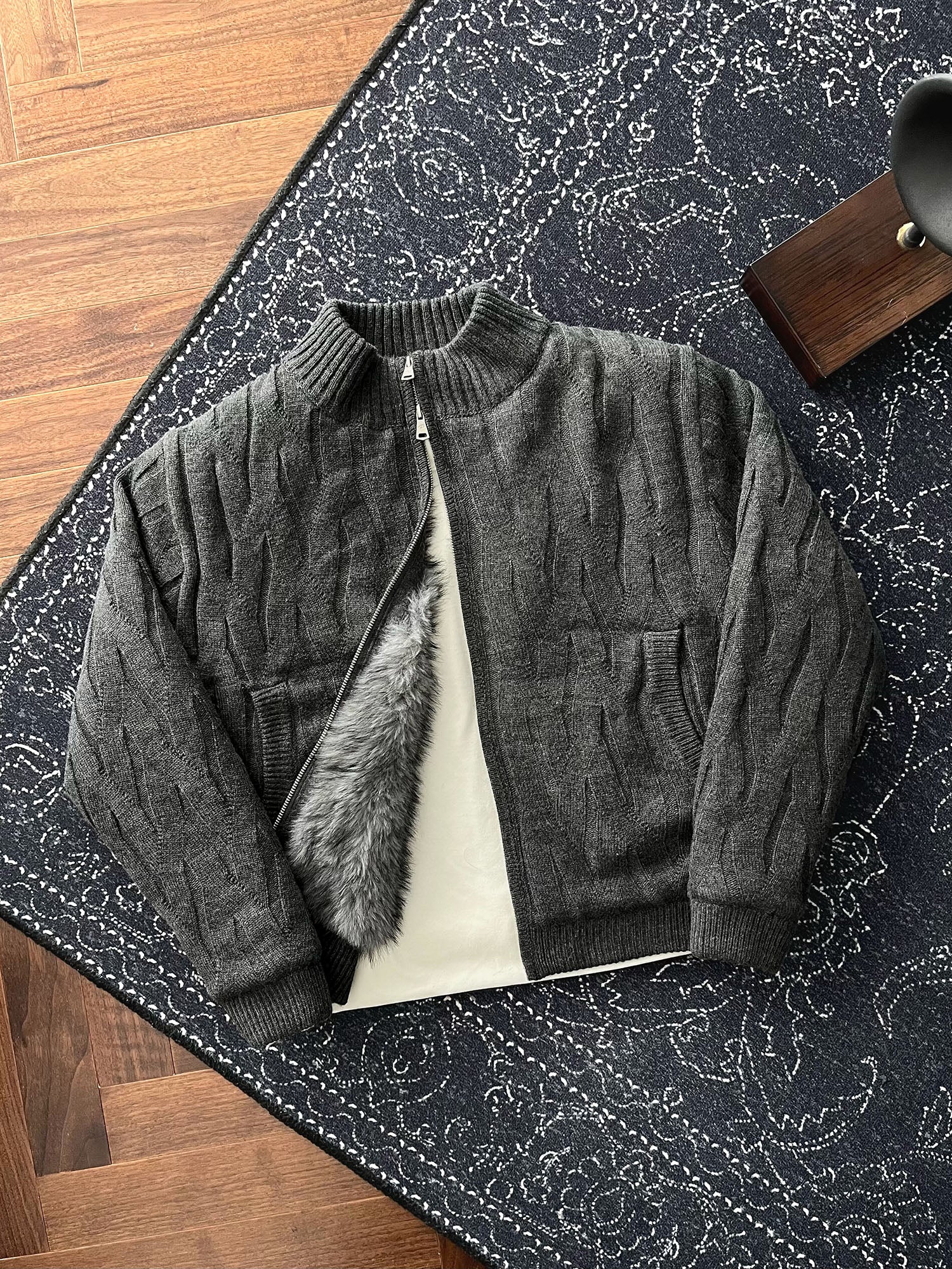 CATSSTAC Wave-Knit Stand-Collar Zip-Up Sweater