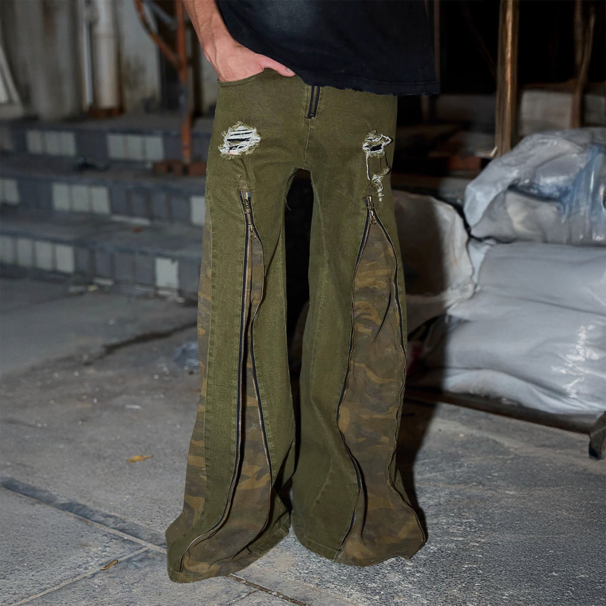 RECOVER ZONE Distressed Middle-Zip Camo Flared Jeans