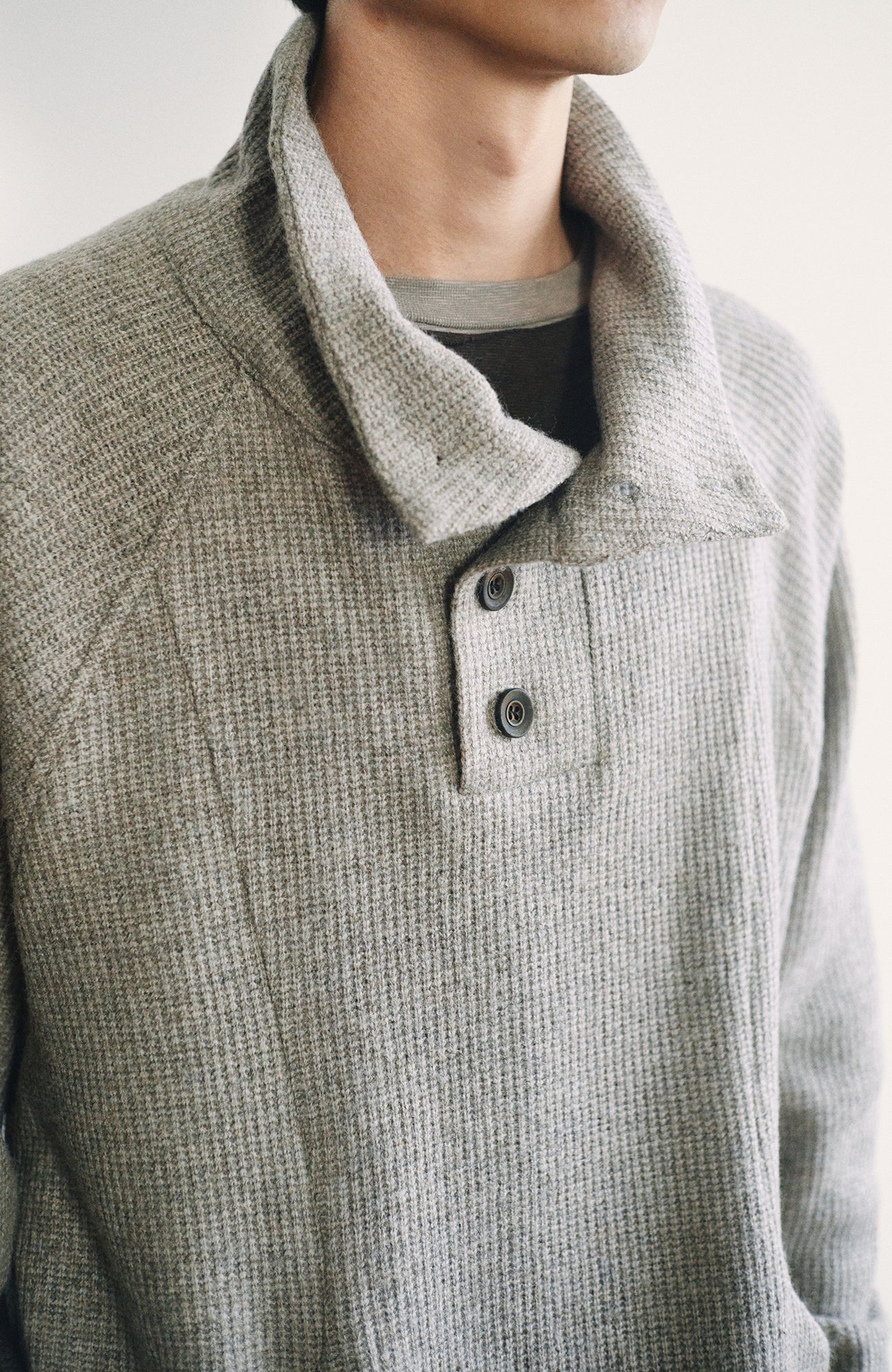 GONGHE REPUB Ribbed Half-Placket Mock-Neck Sweater