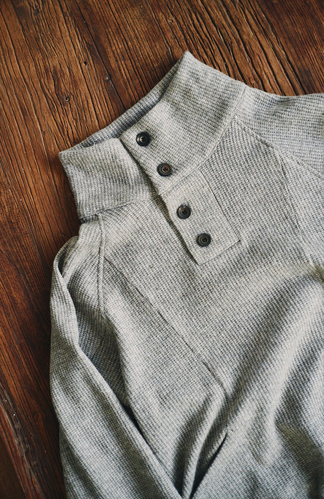 GONGHE REPUB Ribbed Half-Placket Mock-Neck Sweater