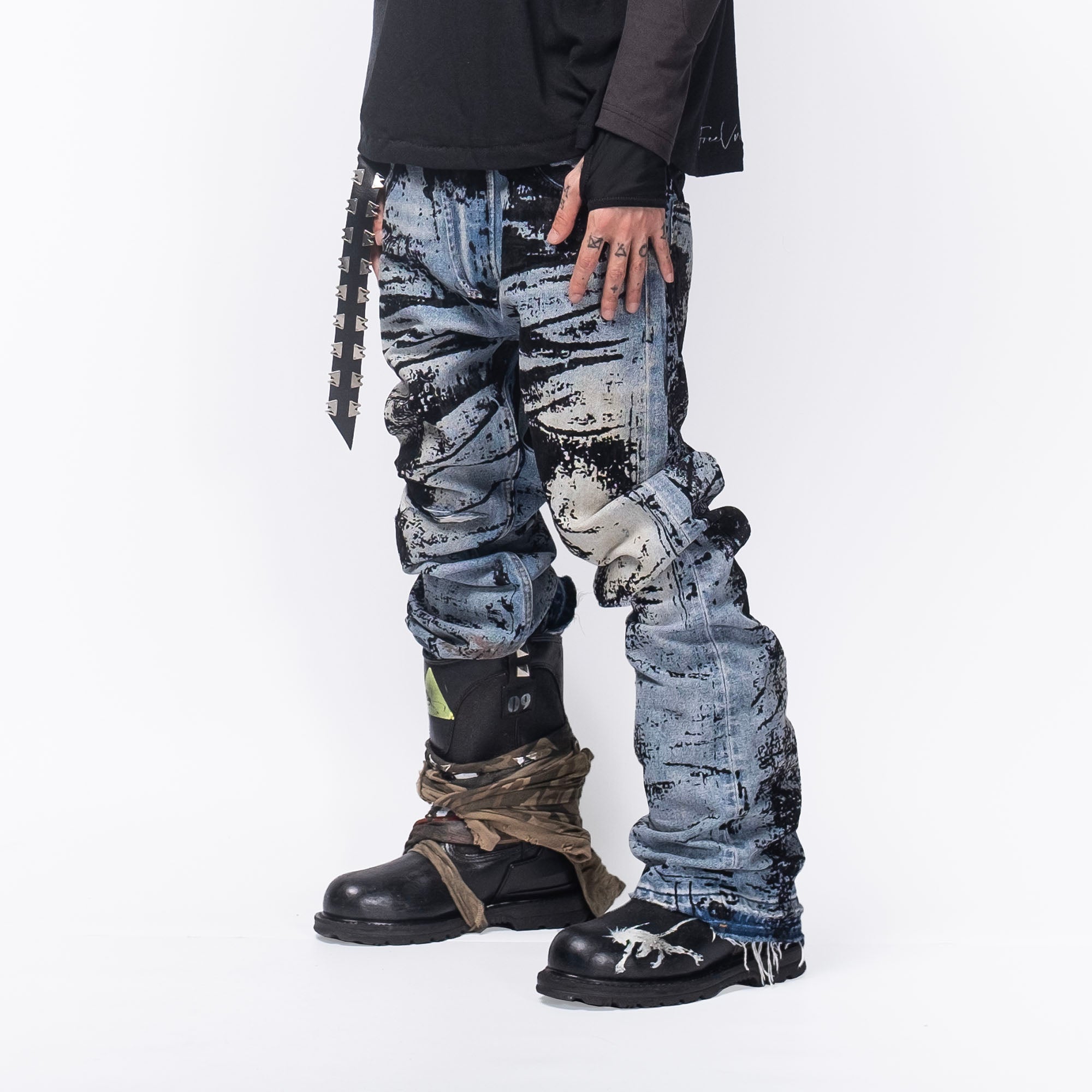 FVVO Distressed Flocked Slant Fly Jeans