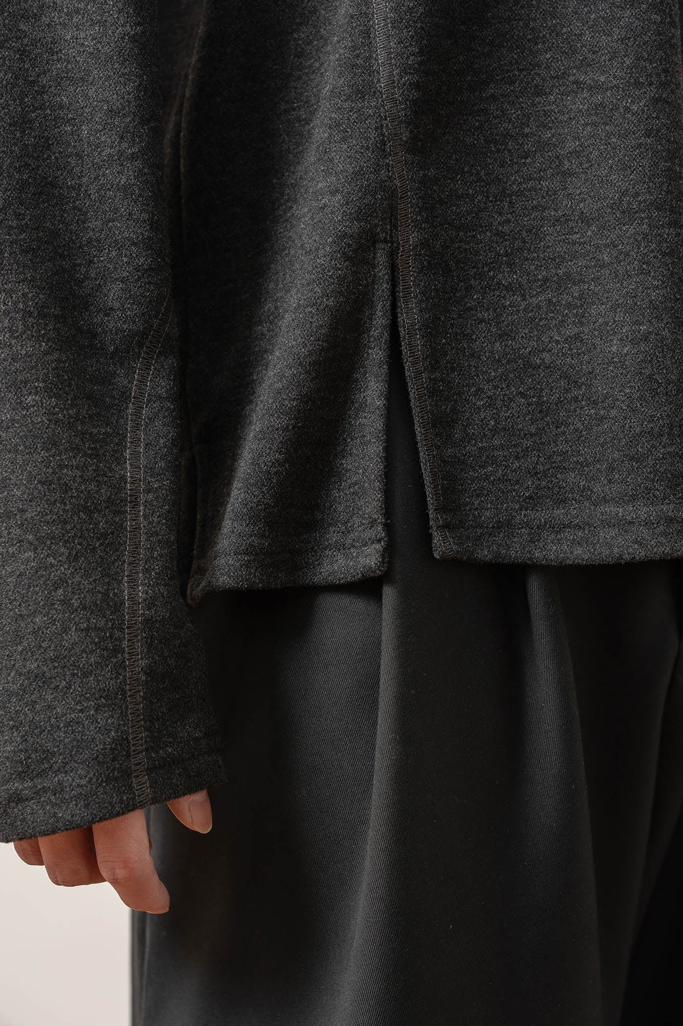 MOITIEDEPETALE Asymmetrical Collar Stitch Spliced Pullover