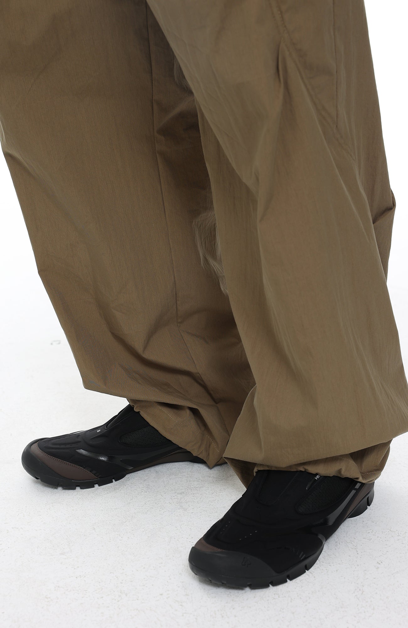 ROARINGWILD A ARCH Essential Drawstring Parachute Pants