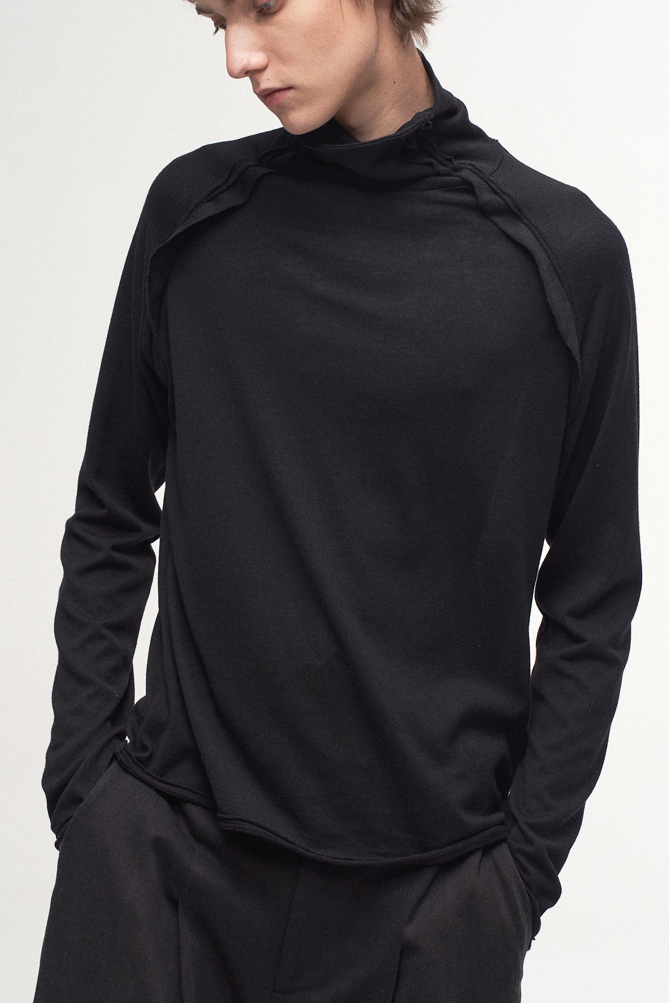 ILNya Nieternite Nifutur Ruffle Tape Shoulder Long Sleeve Tee