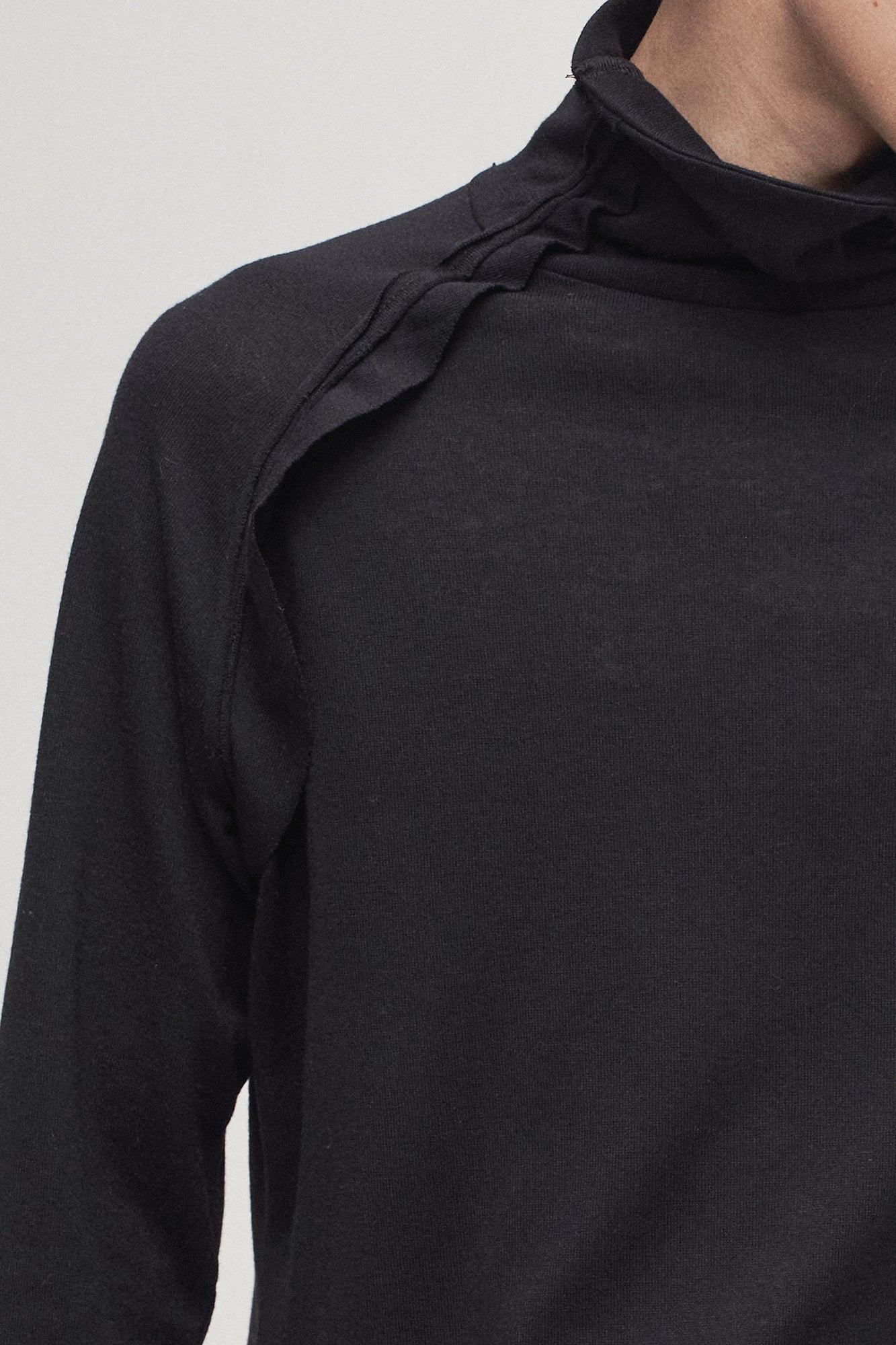 ILNya Nieternite Nifutur Ruffle Tape Shoulder Long Sleeve Tee