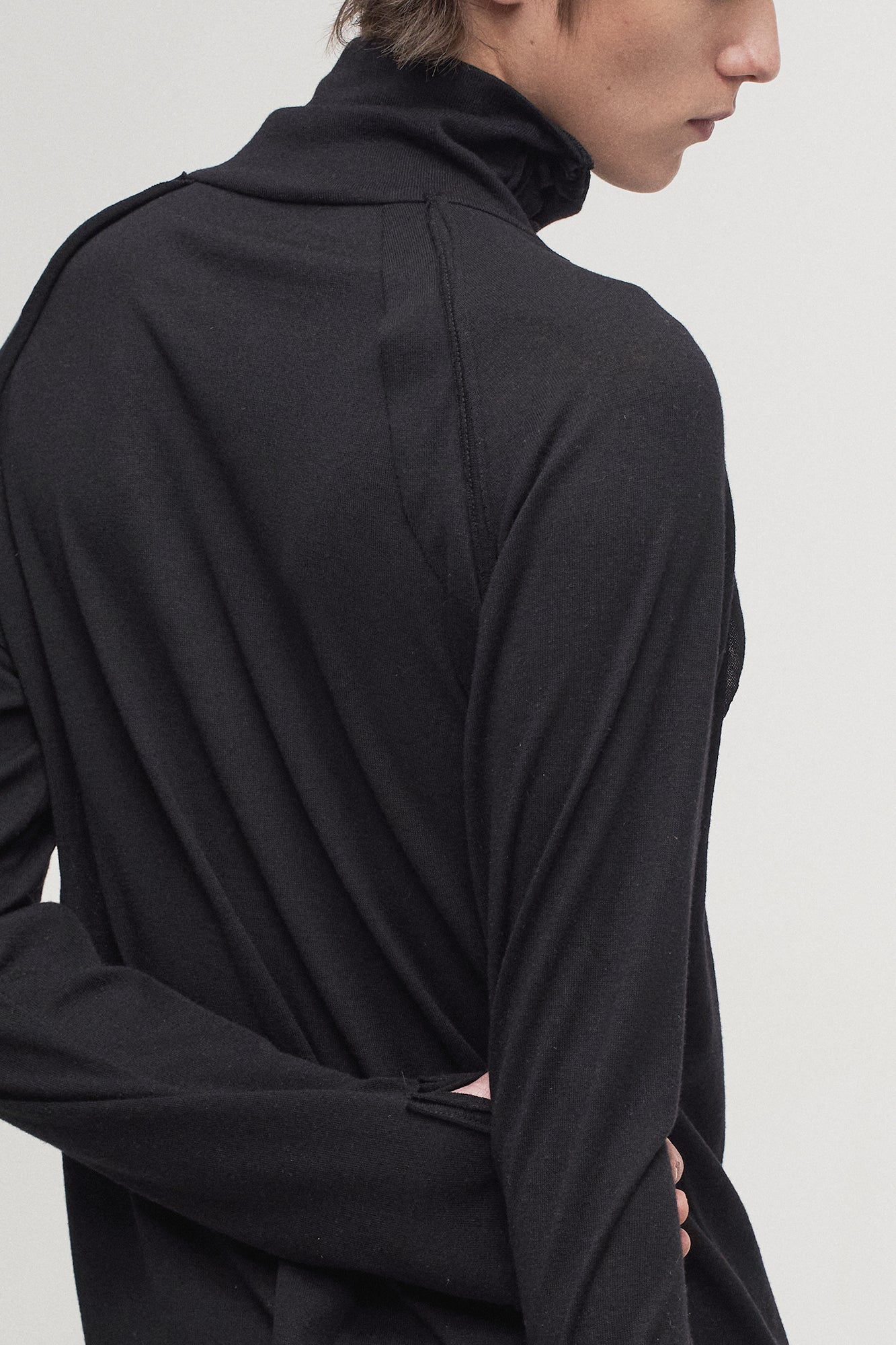 ILNya Nieternite Nifutur Ruffle Tape Shoulder Long Sleeve Tee