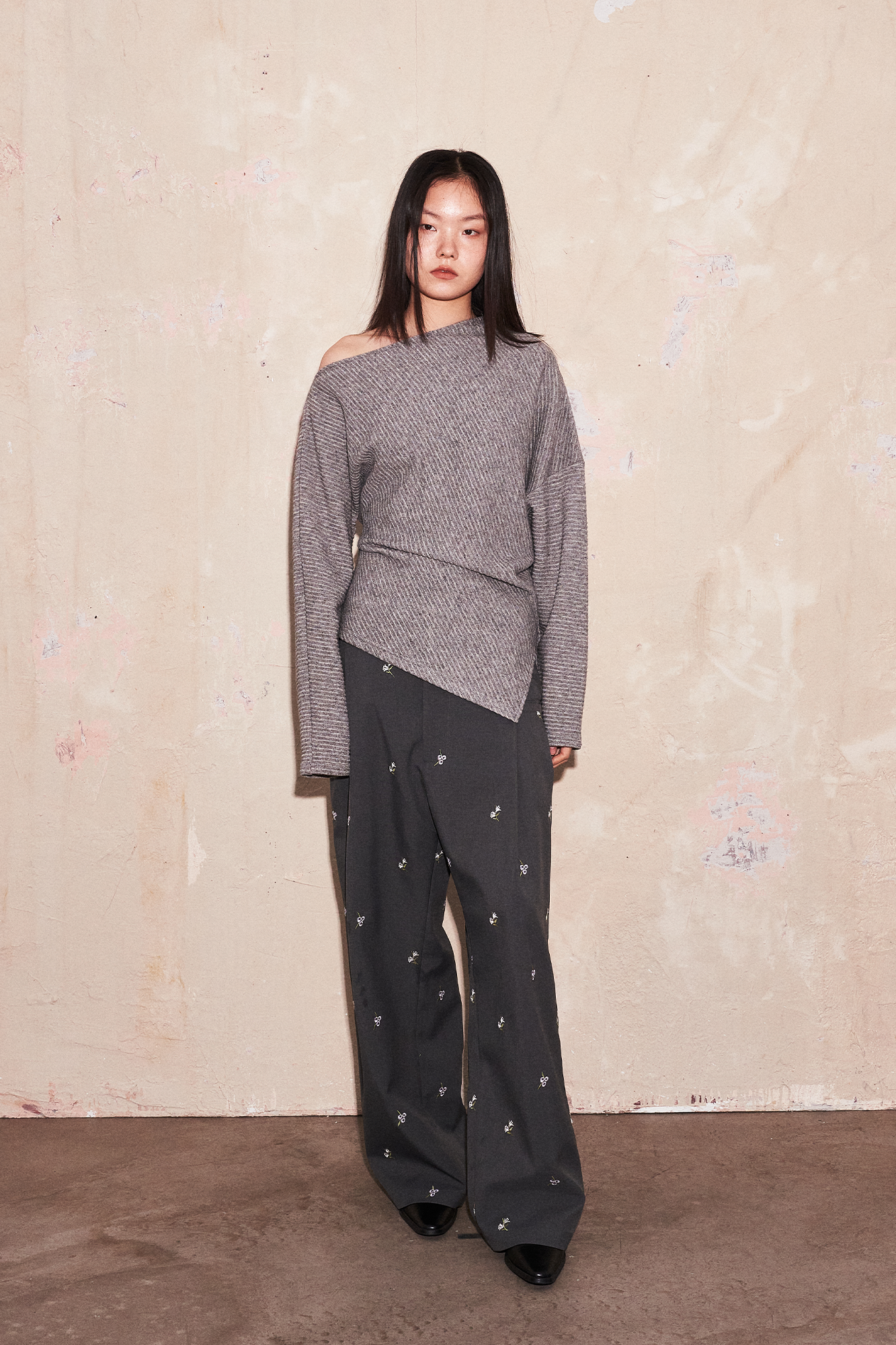 SAME FLOW Floral Embroidery Pleated Wide-Leg Trousers