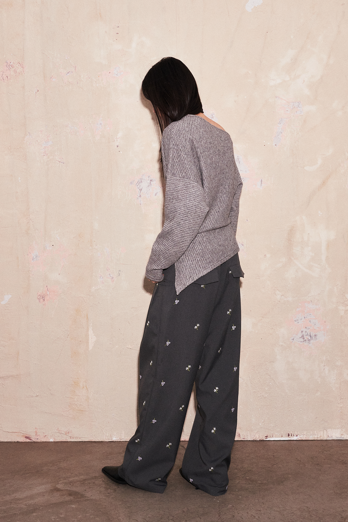 SAME FLOW Floral Embroidery Pleated Wide-Leg Trousers