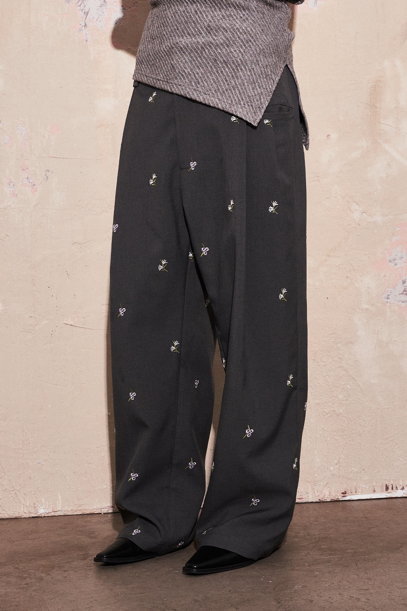 SAME FLOW Floral Embroidery Pleated Wide-Leg Trousers