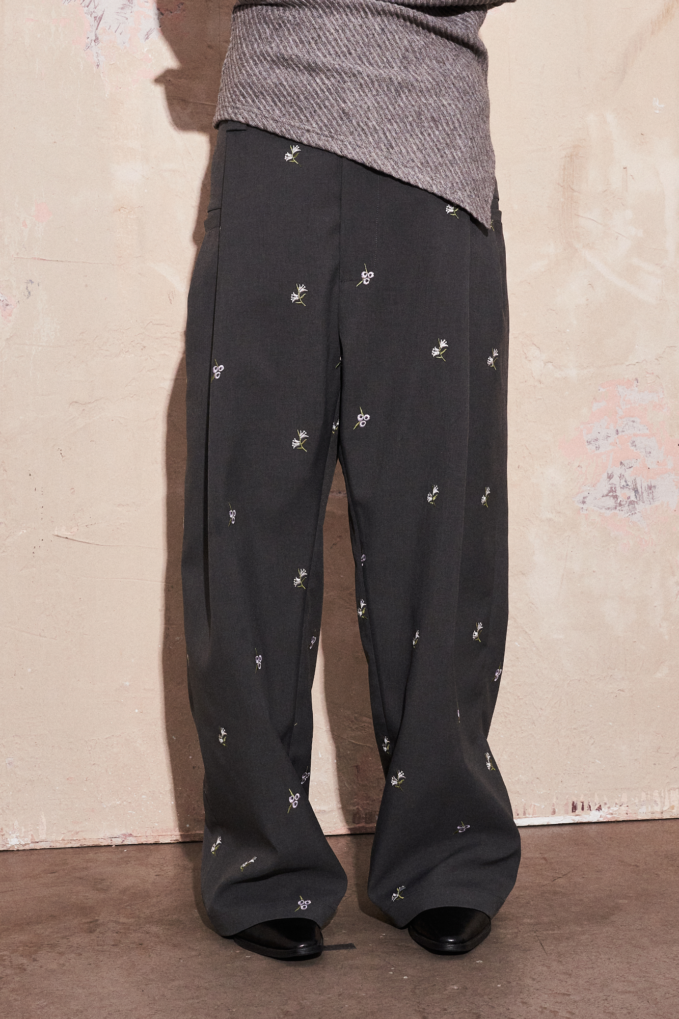 SAME FLOW Floral Embroidery Pleated Wide-Leg Trousers