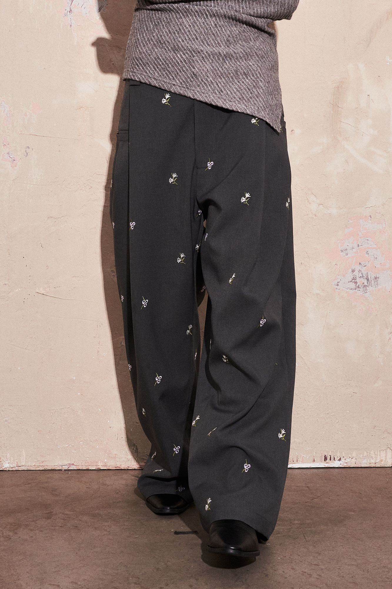 SAME FLOW Floral Embroidery Pleated Wide-Leg Trousers