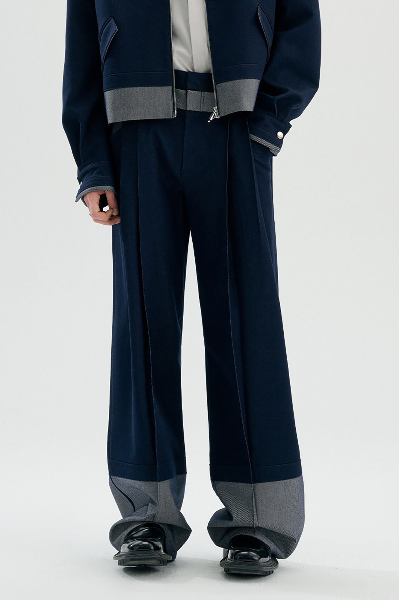 TIWILLTANG Pleats Contrast-Hem Raw Jeans