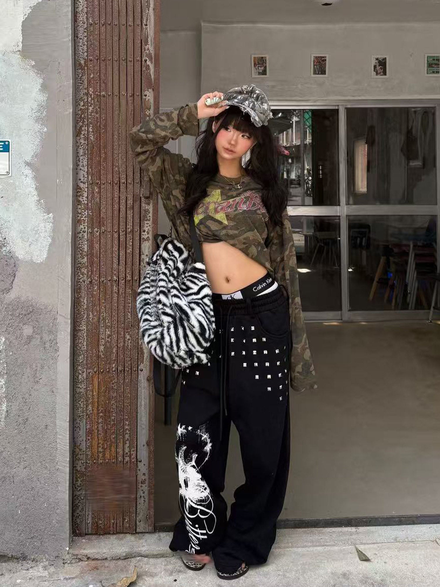 SAXGENWON Studded Graphic Straight-Leg Sweatpants