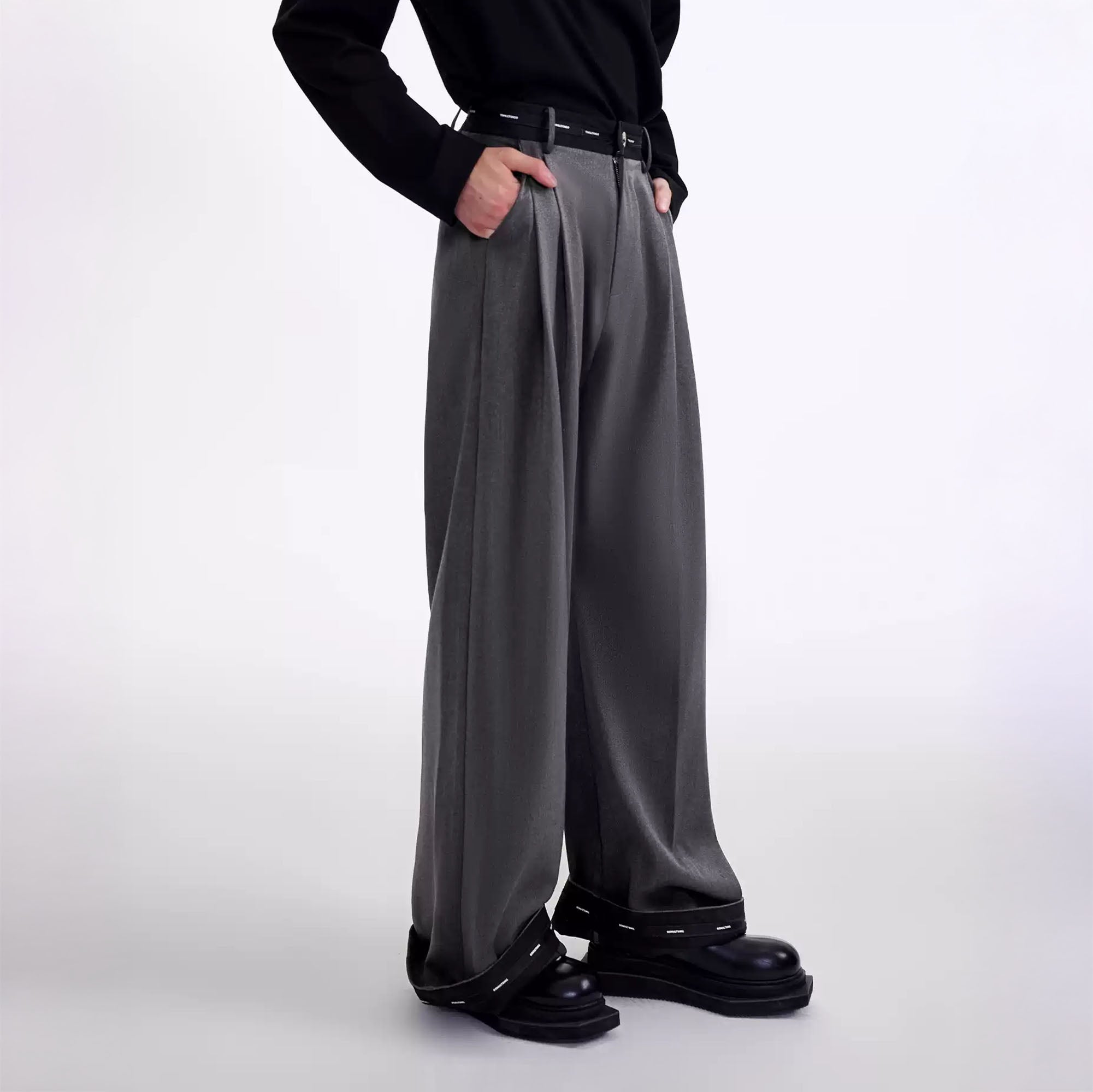 TIWILLTANG Contrast Panel Pleated Straight-Leg Pants