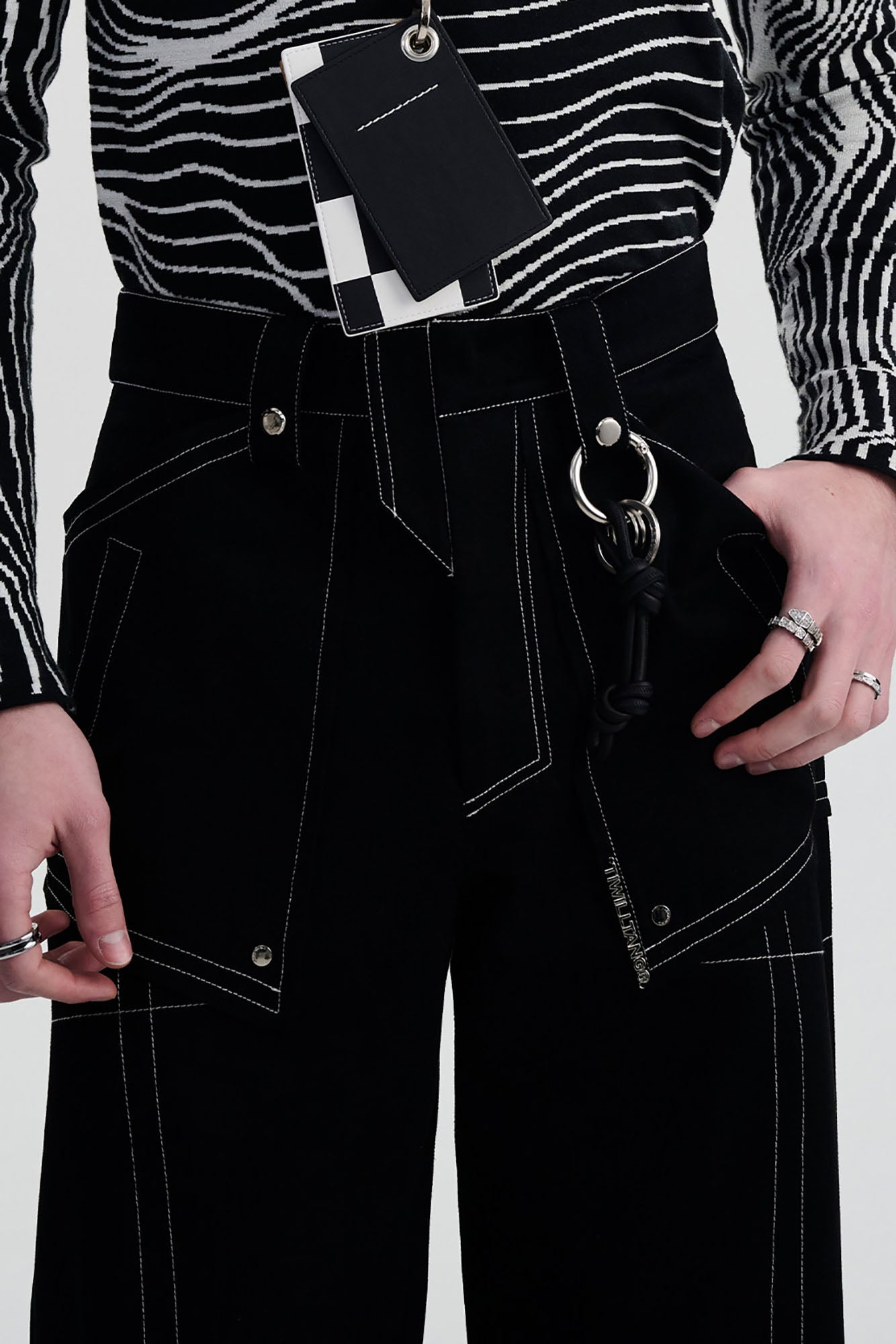 TIWILLTANG Contrast Stitched Straight-Leg Jeans