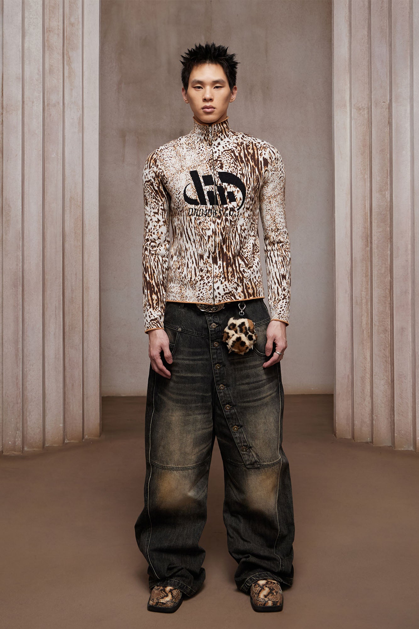 DND4DES Leopard Plush Paw Earbud Bag