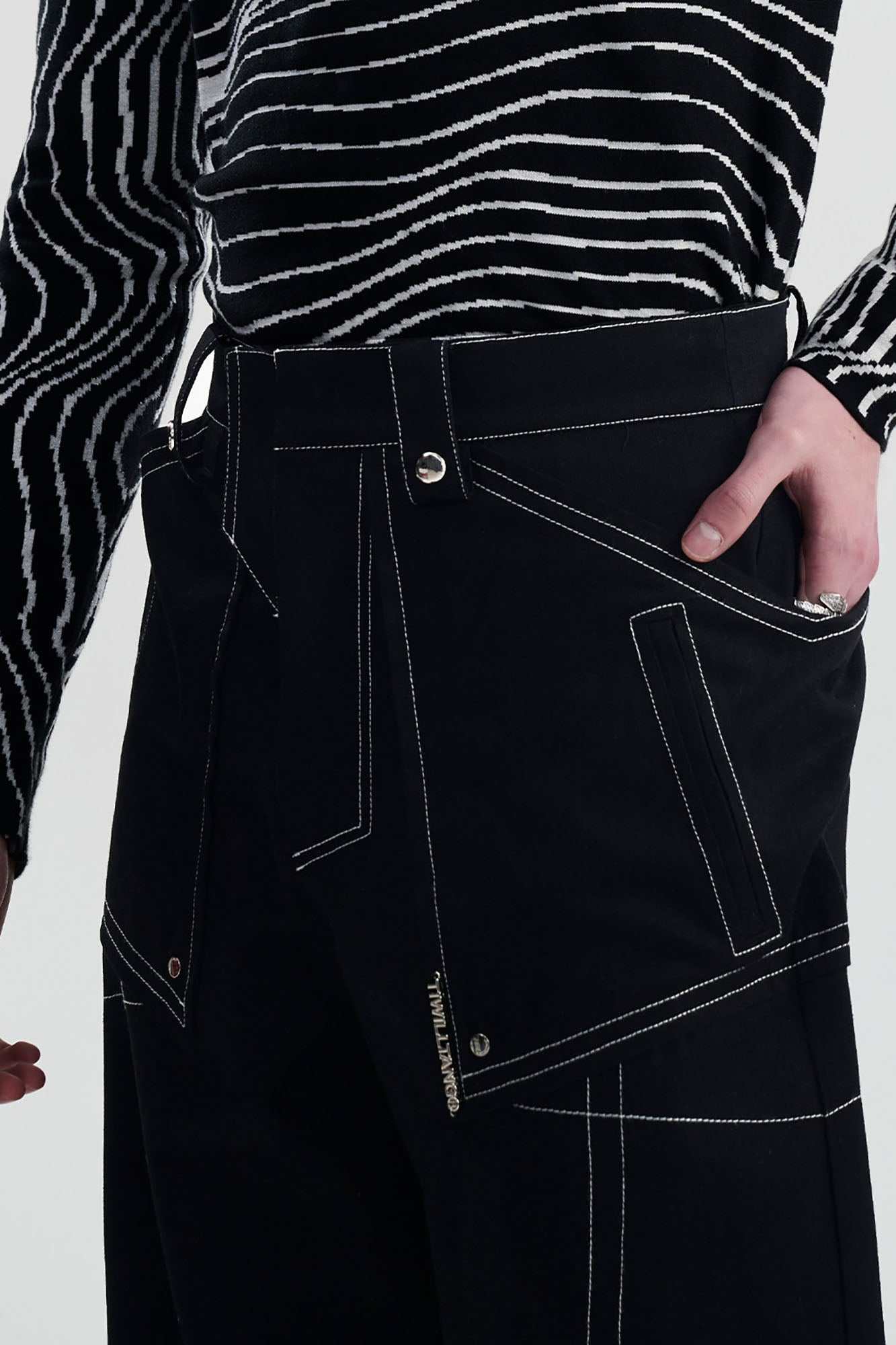 TIWILLTANG Contrast Stitched Straight-Leg Jeans